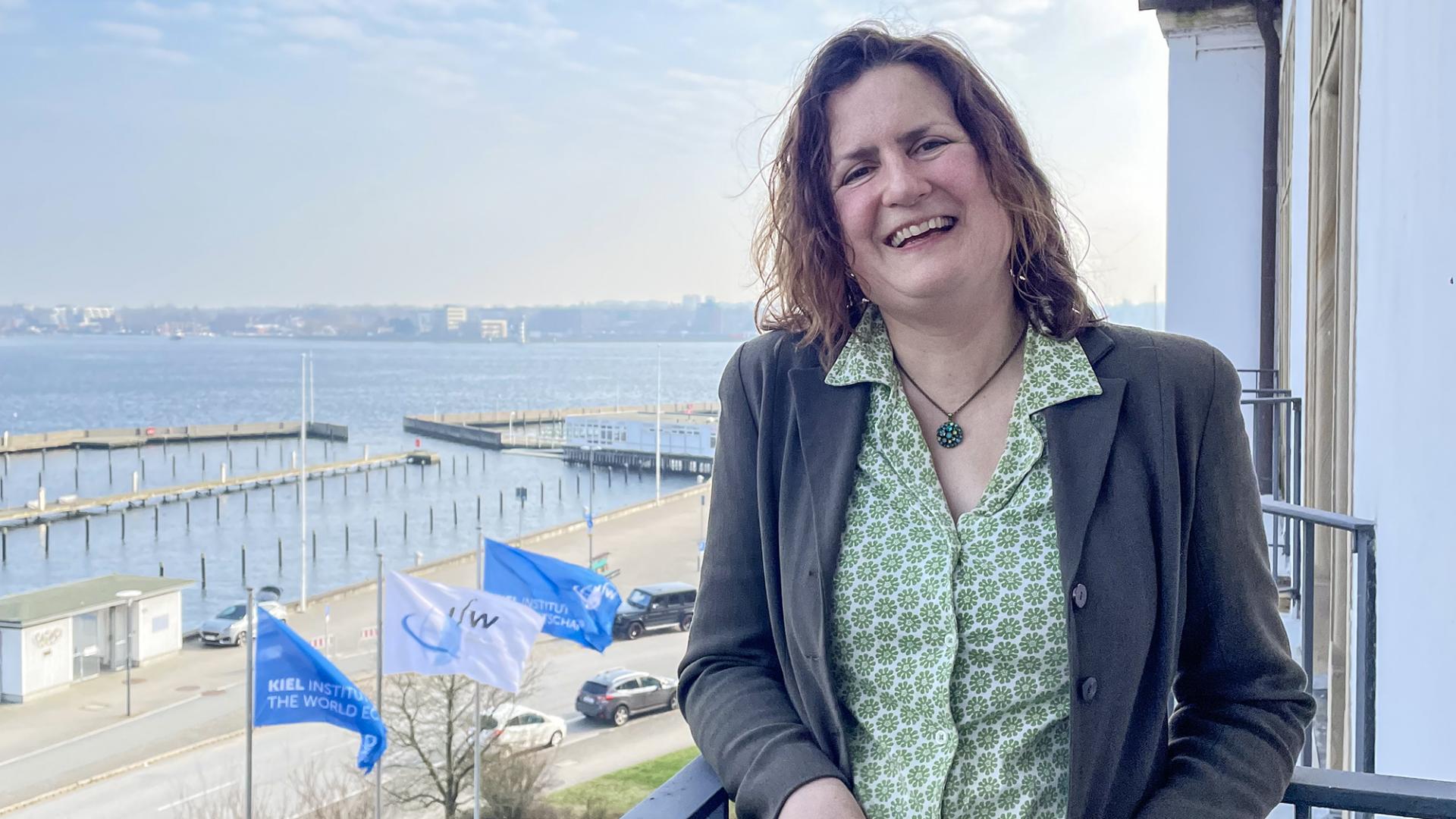 Von ihrem Büro im Institut für Weltwirtschaft aus hat Aoife Hanley Aussicht auf die Förde.