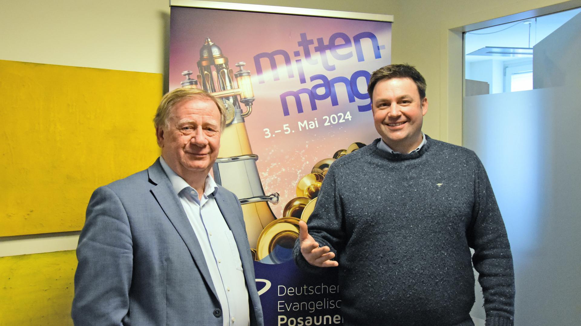 Zwei Männer vor einem Roll-Up