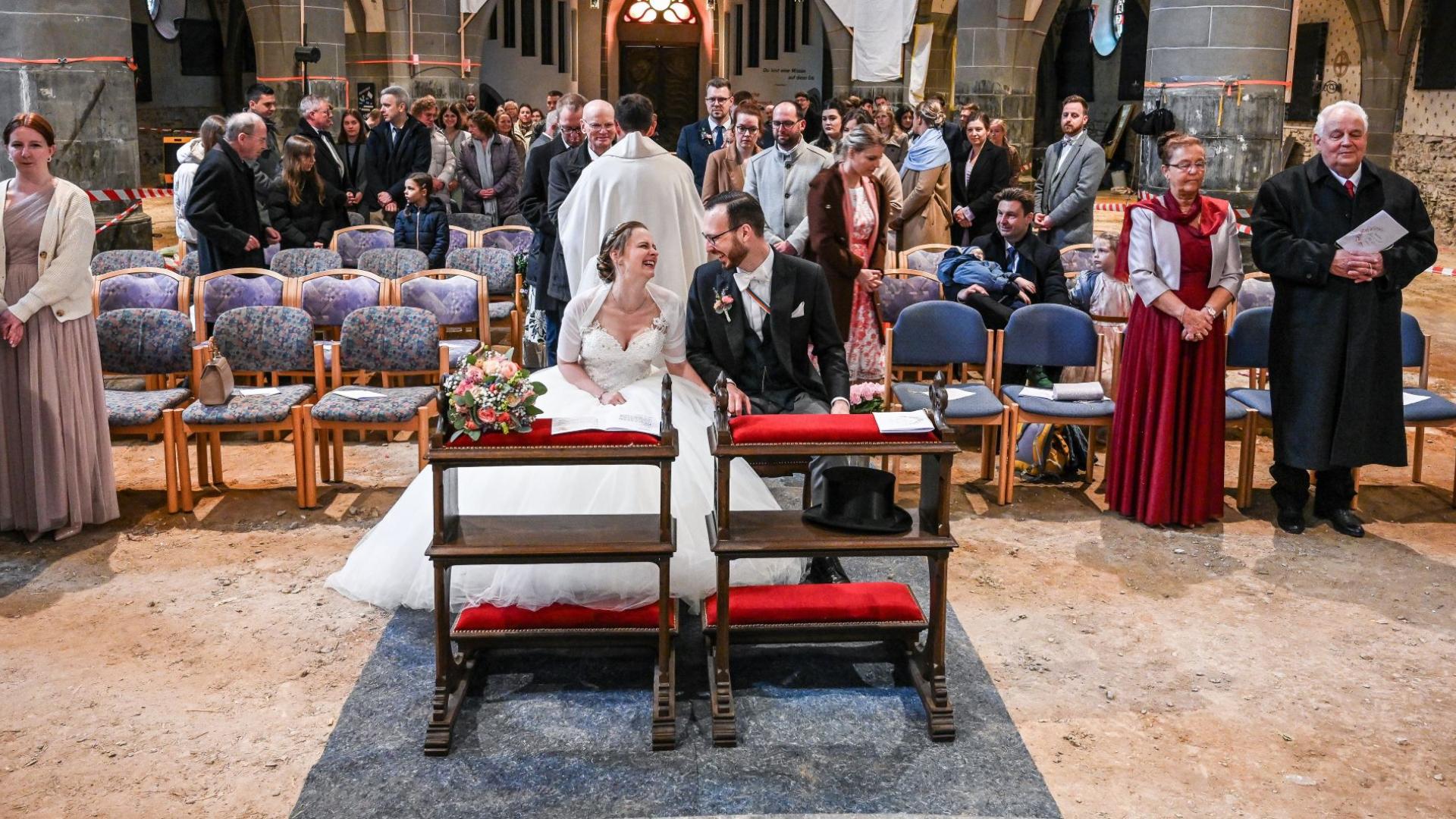 Ein Hochzeitspaar in der nach der Flut beschädigten Laurentiuskirche in Ahrweiler