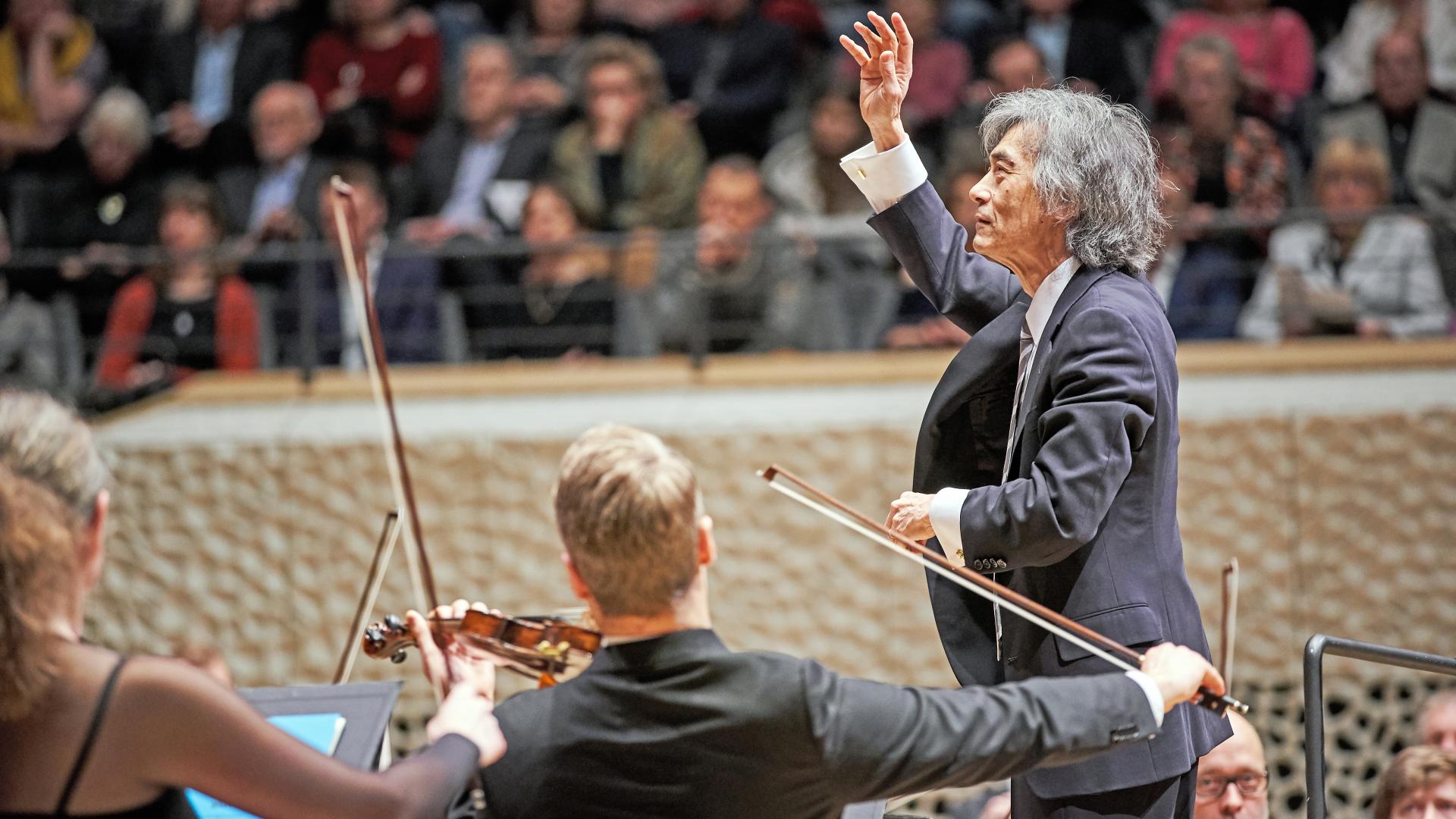 Dirigent steht vor Orchester