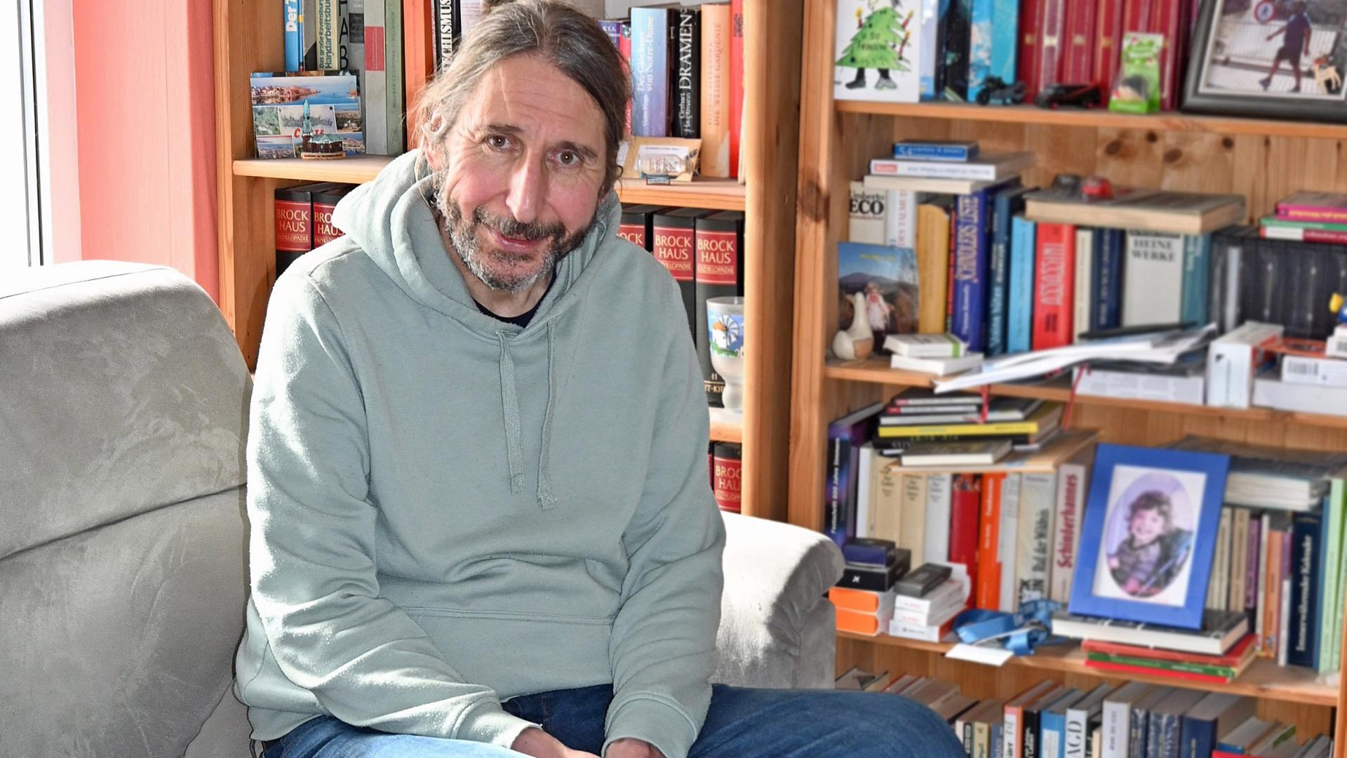 Christoph Kloft in seinem Wohnzimmer