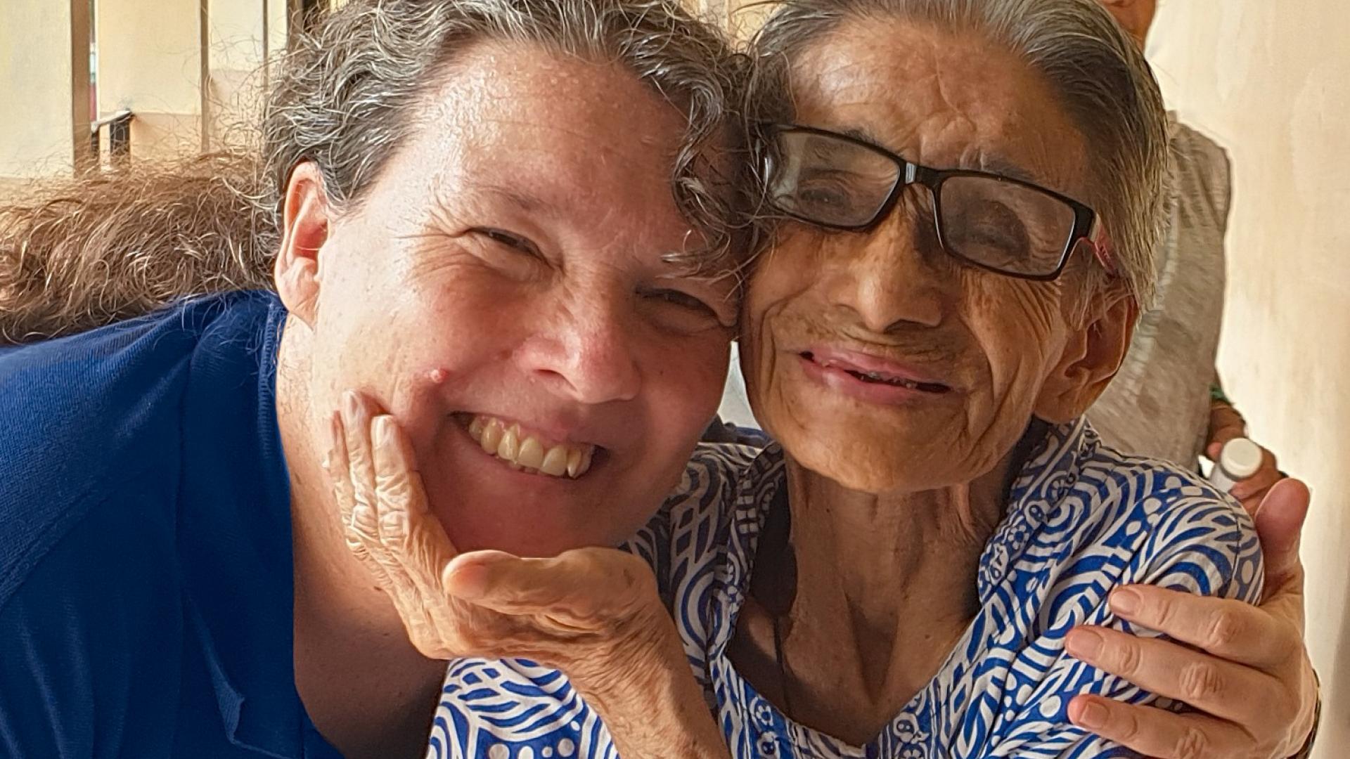 Susanne Pechel mit einer älteren Frau in Indien