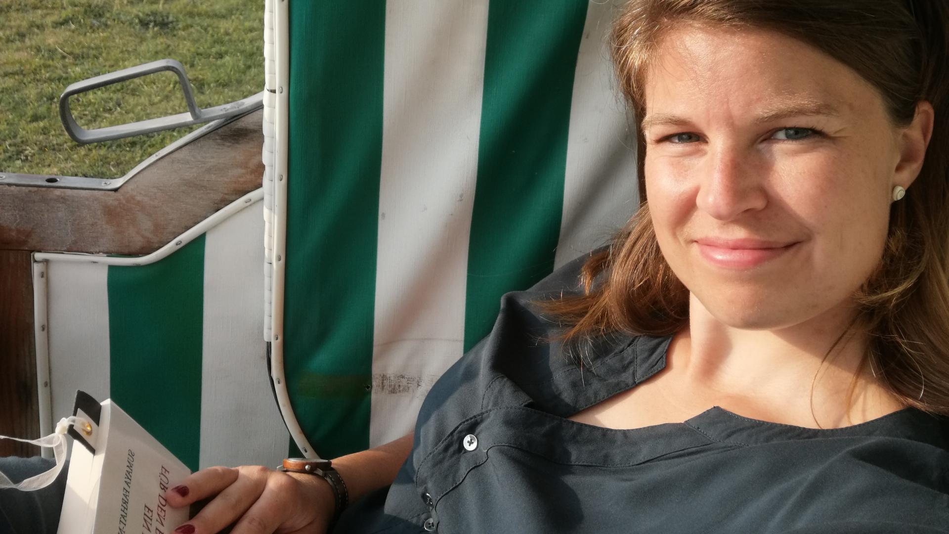 eine Frau im Strandkorb