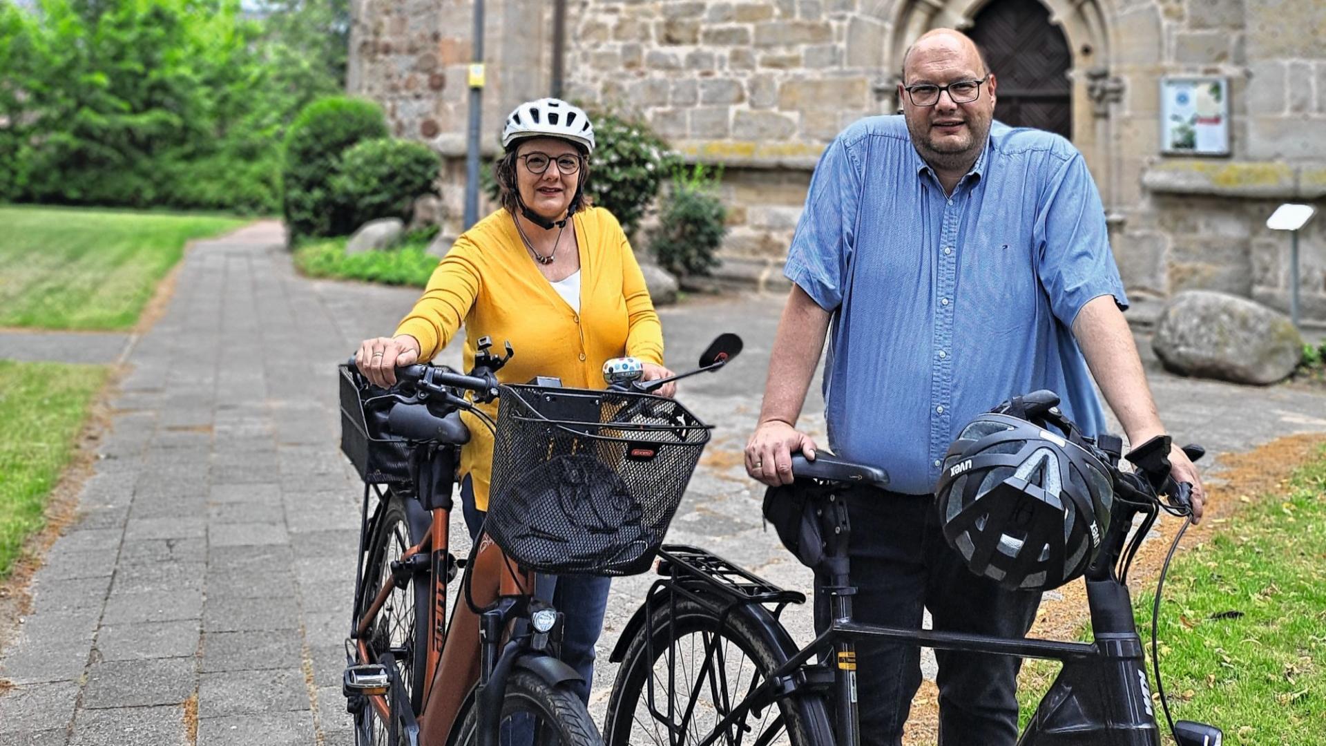 Frau und Mann mit Fahrrad