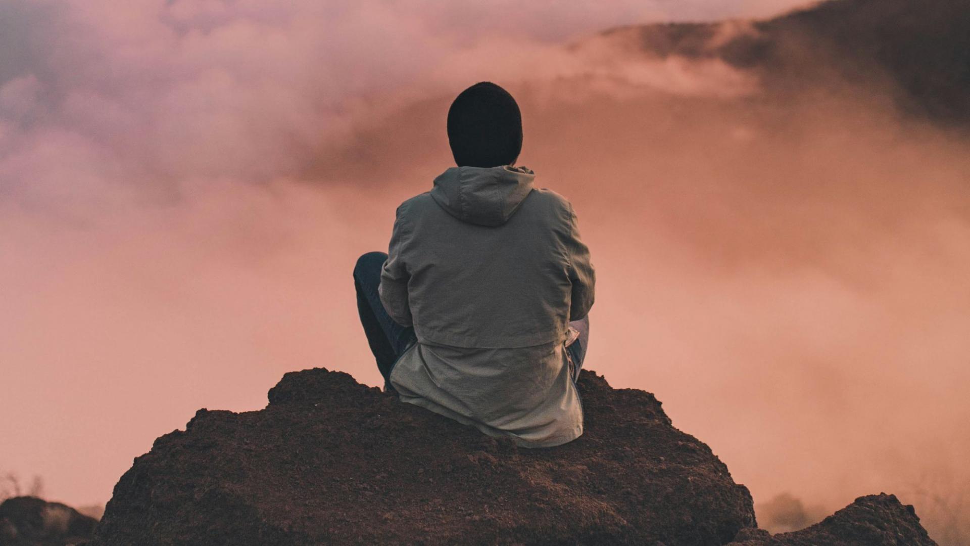 Mann auf einem Berggipfel