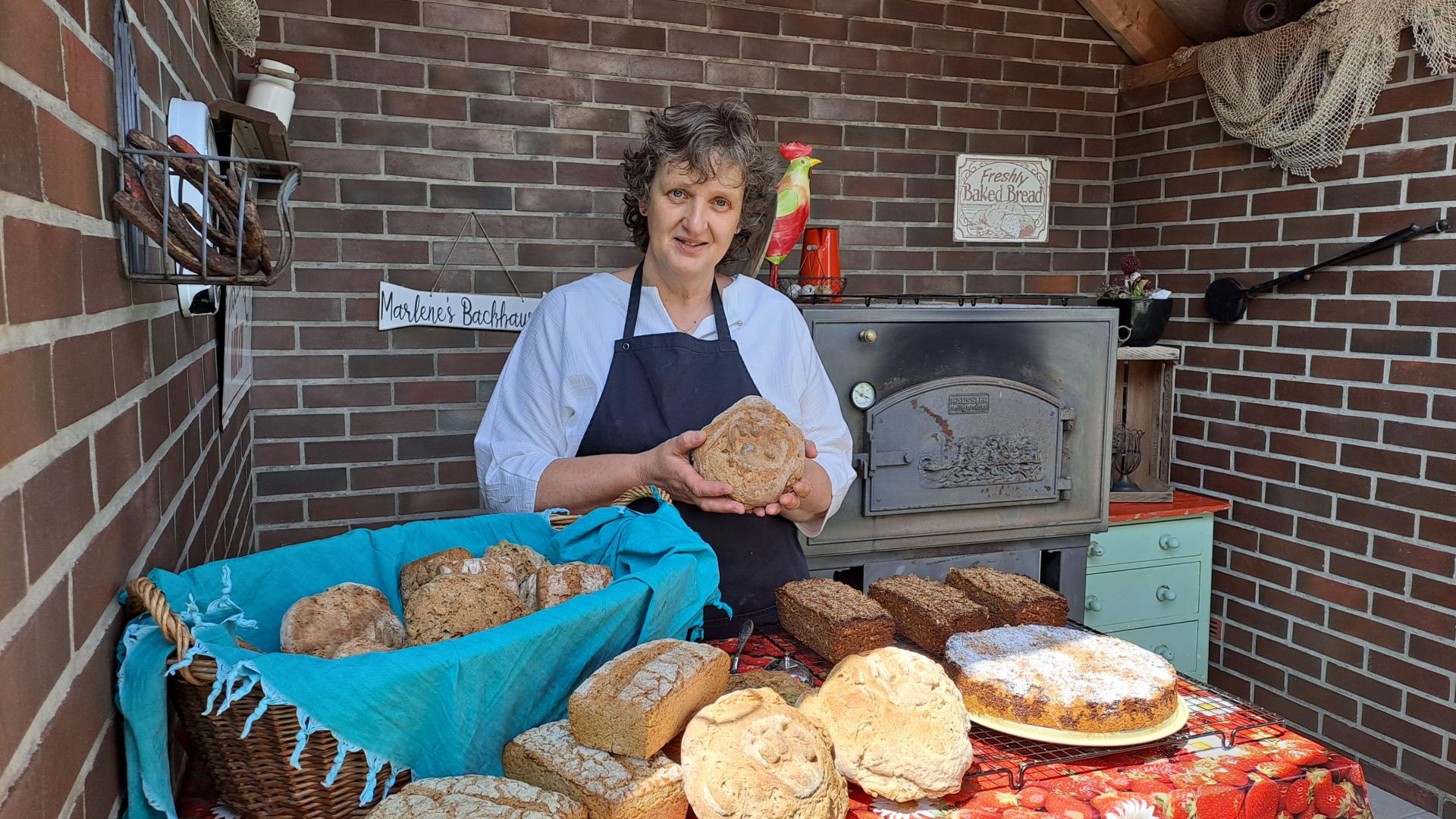 Eine Frau zeigt Brote