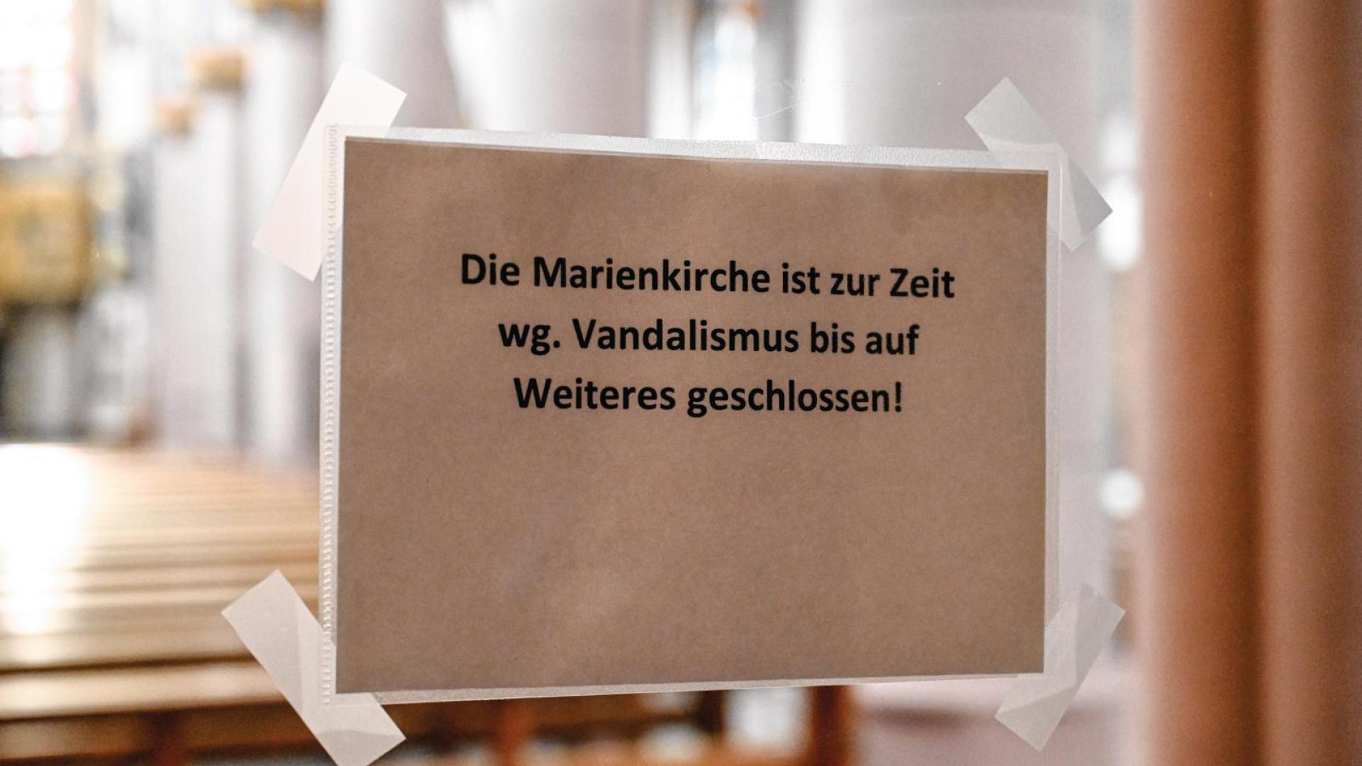 Hinweisschild an Kirche