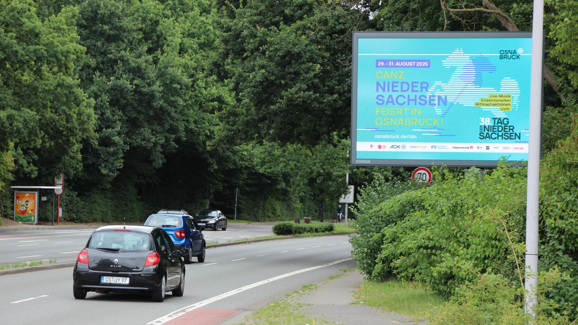 Digitales Plakat an einer Hauptverkehrsstraße wirbt für den Tag der Niedersachsen