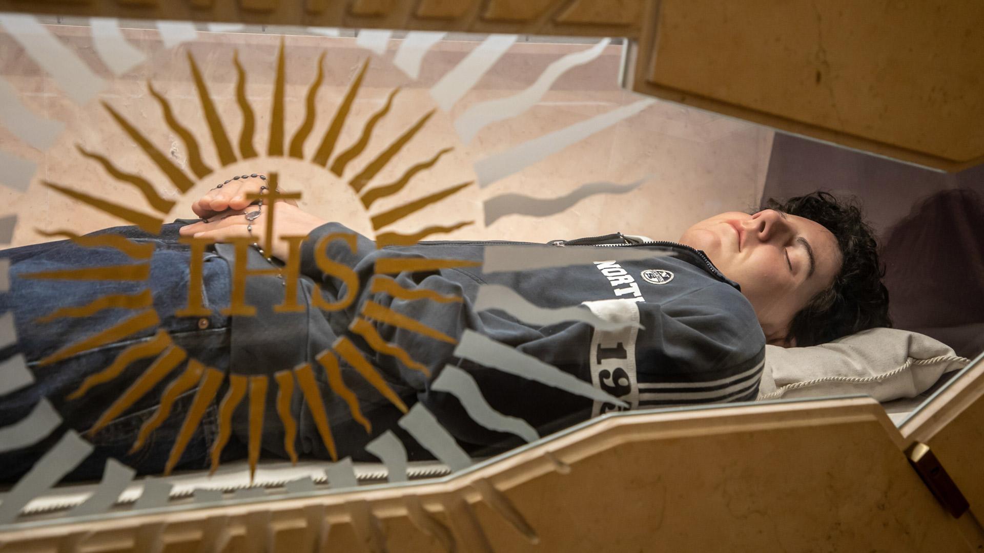 aufgebahrter Leichnam von Carlo Acutis