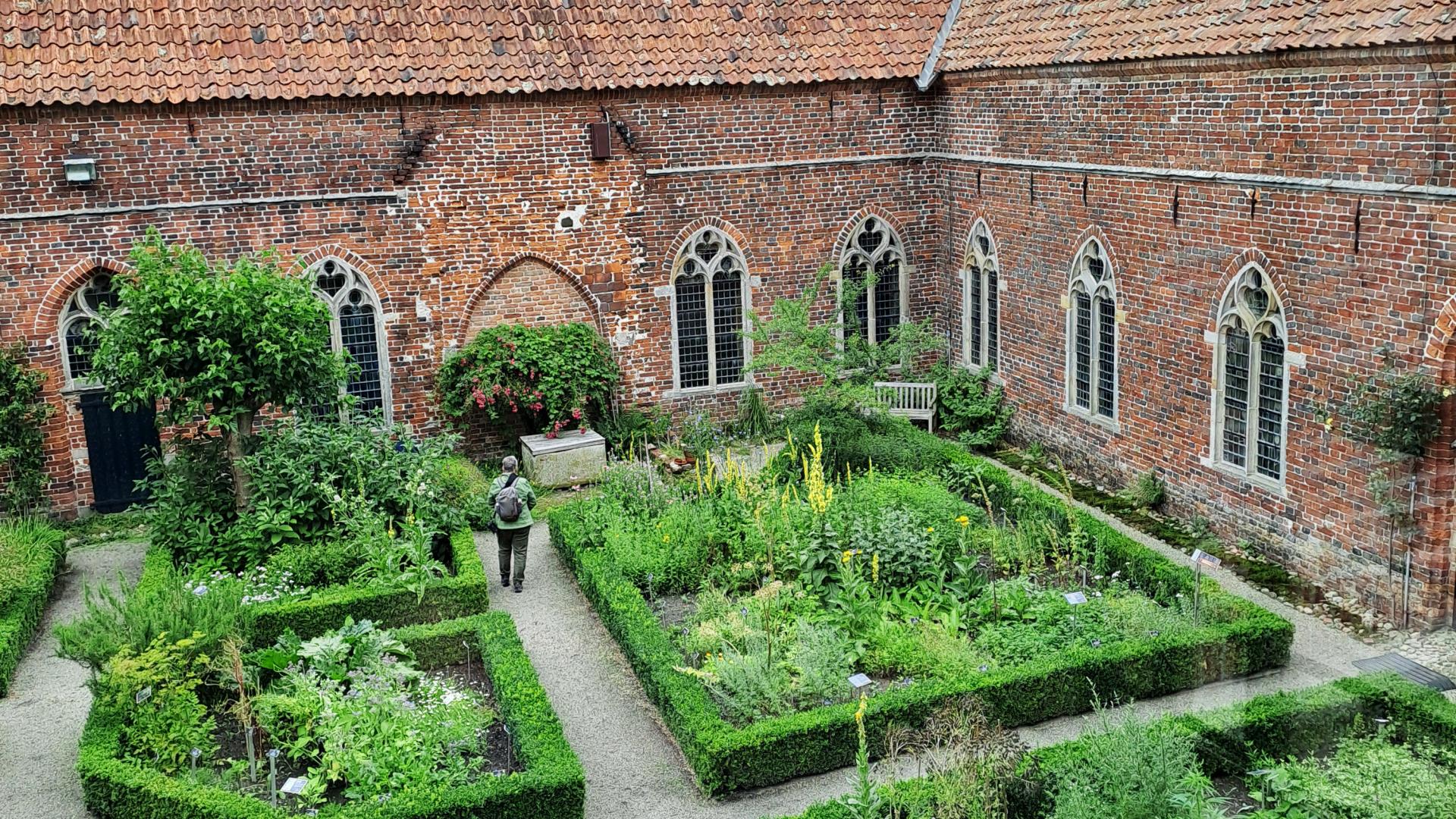 Ein Blick in den grünen Innenhof des Klosters