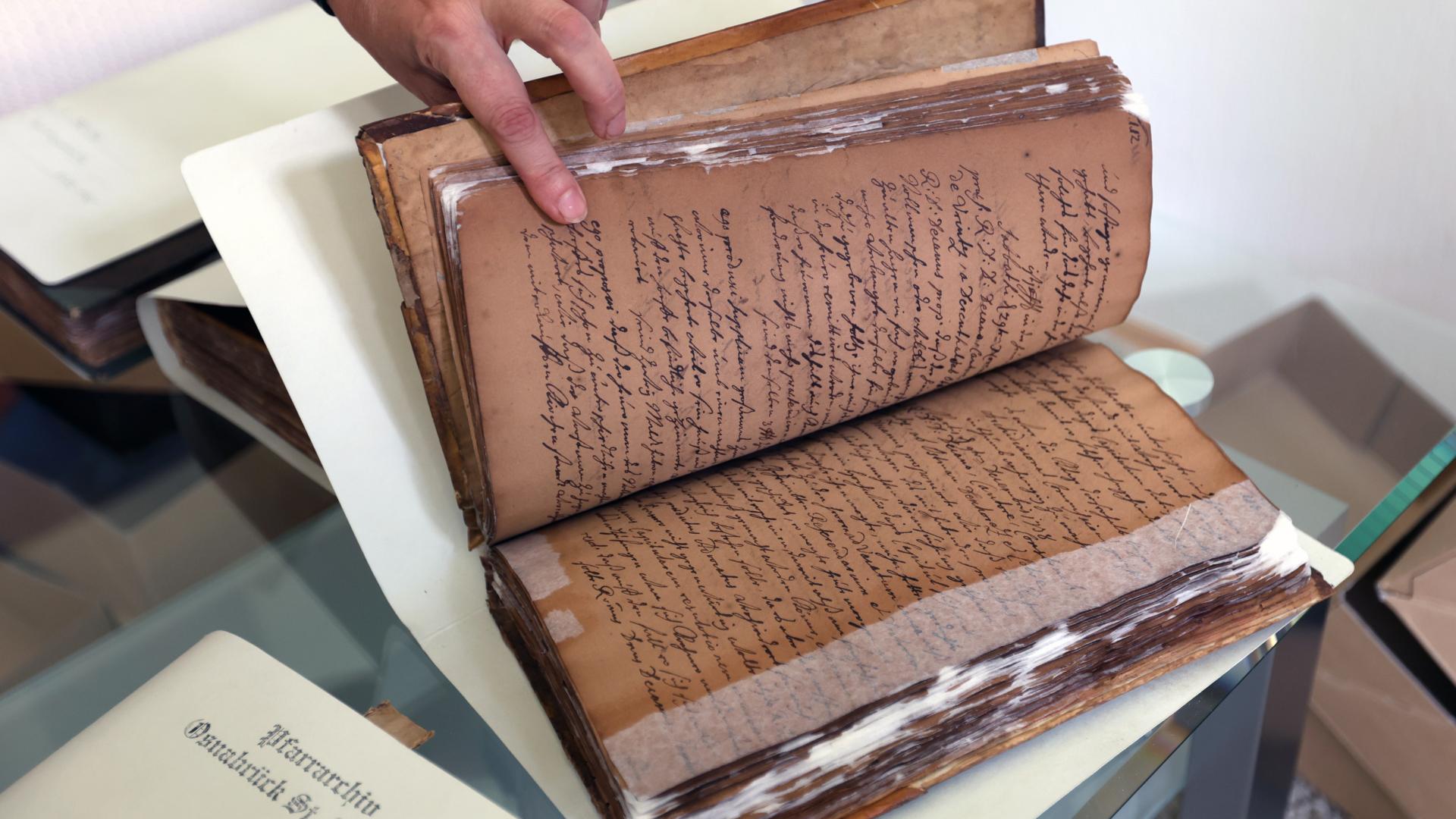 Jemand blättert in alten Büchern