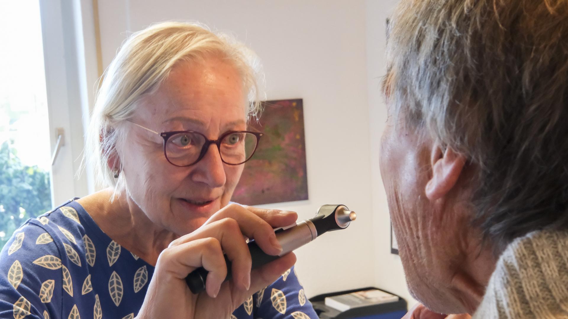 Ärztin versorgt Wohnungslose