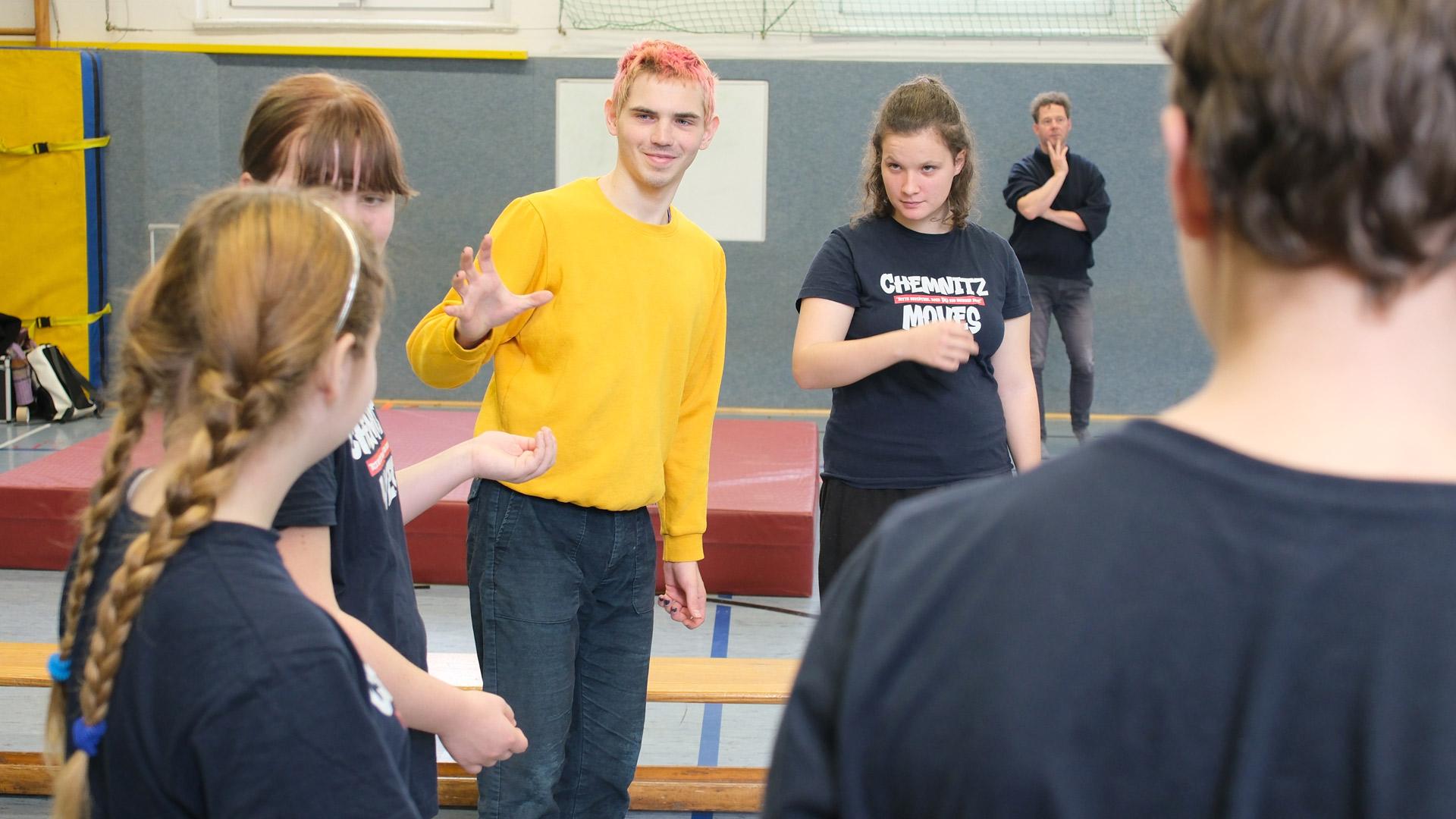 Jugendliche in Turnhalle
