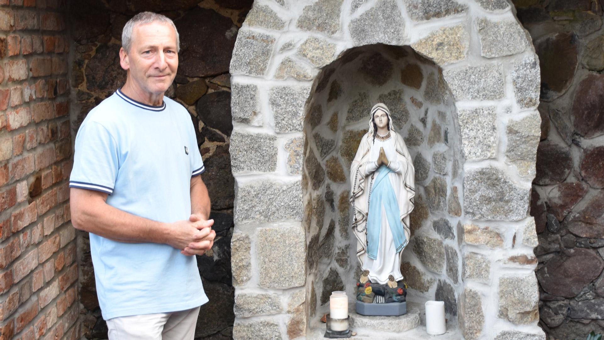 Clemens Wunder vor der Mariengrotte in seinem Garten in Neuzelle