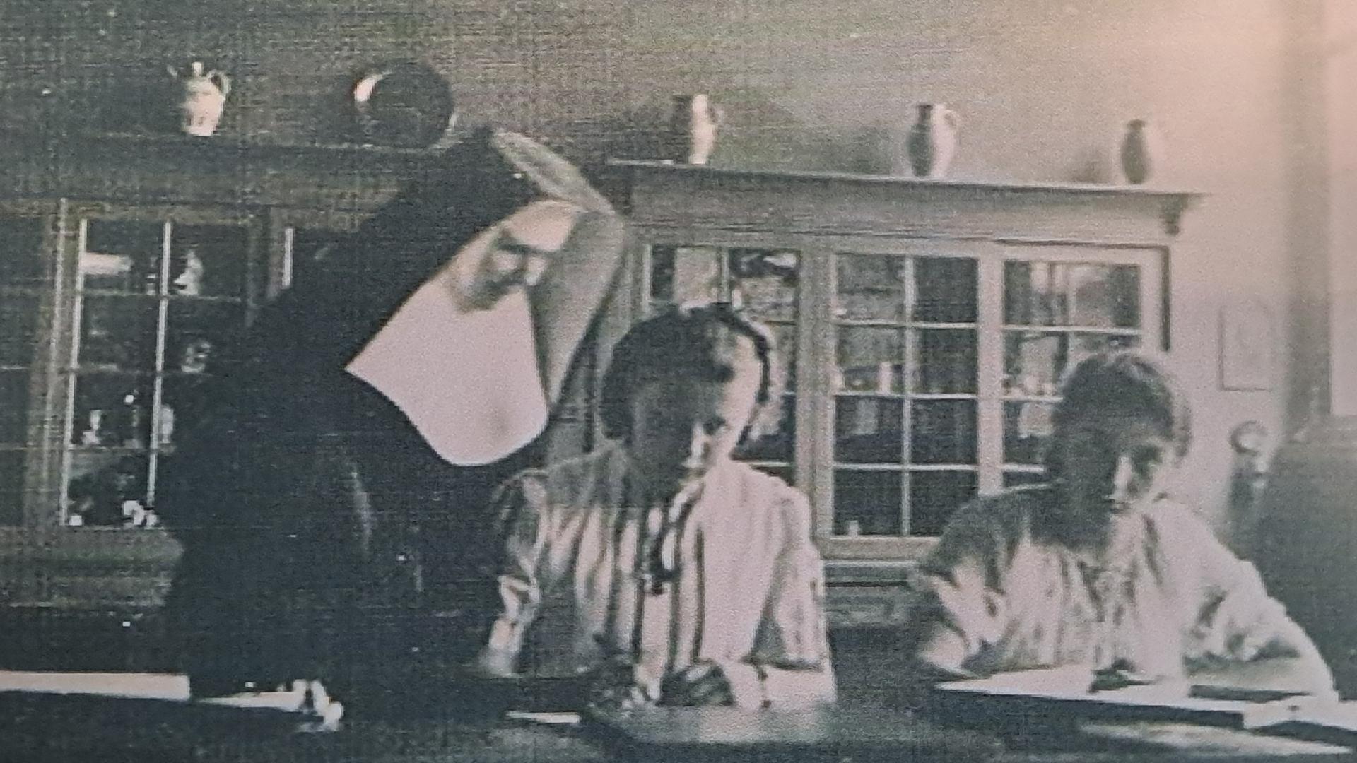 eine Ordensschwester mit zwei jungen Frauen