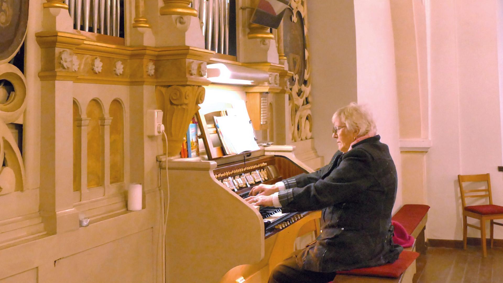 Christel Kinzel an der Orgel