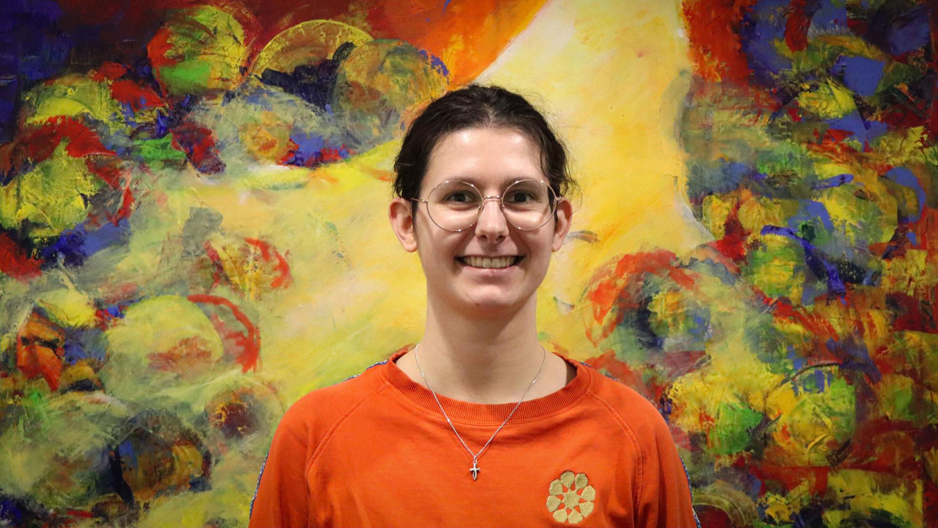 Eine Frau vor einem Bild