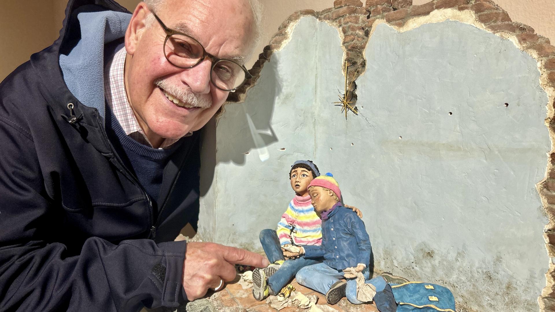 Ein Mann vor einer Krippe