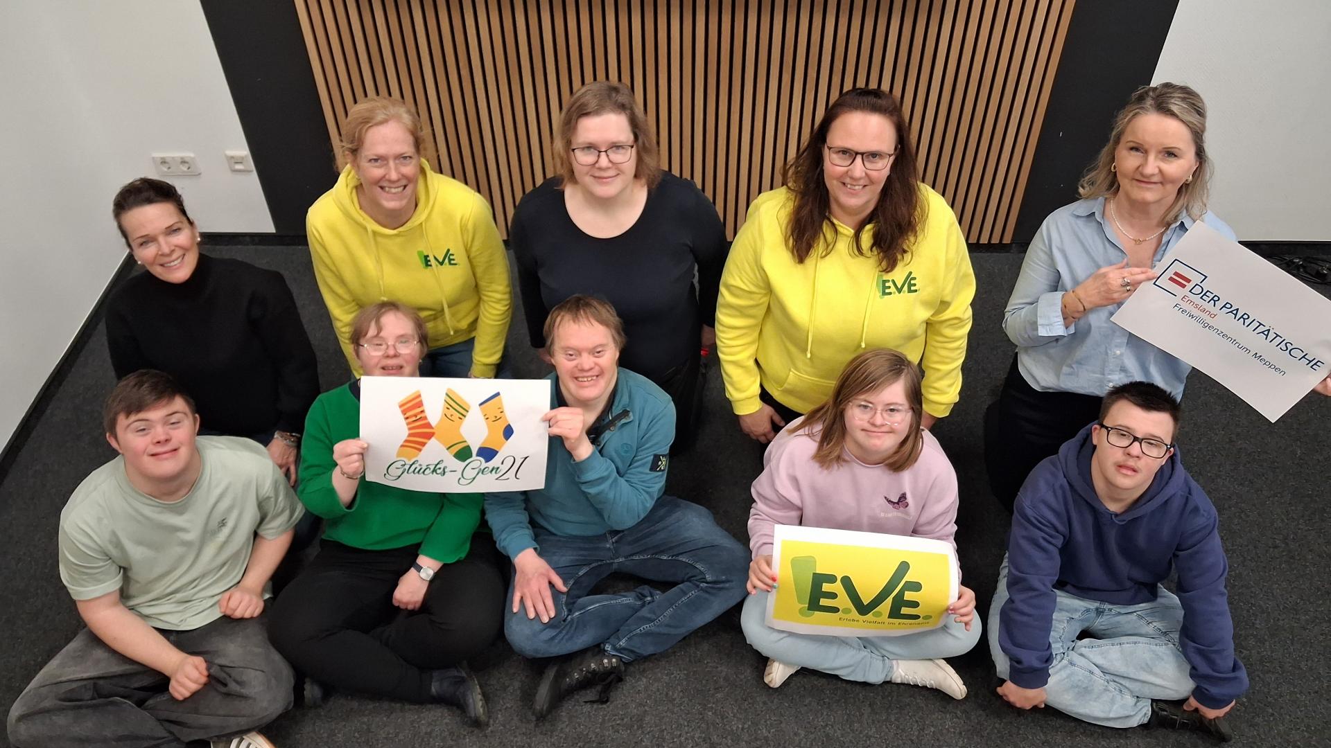 10 Menschen mit Plakaten