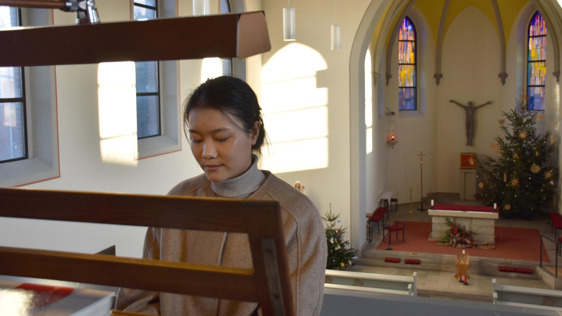 To Na an der Orgel in der Kirche von Forst