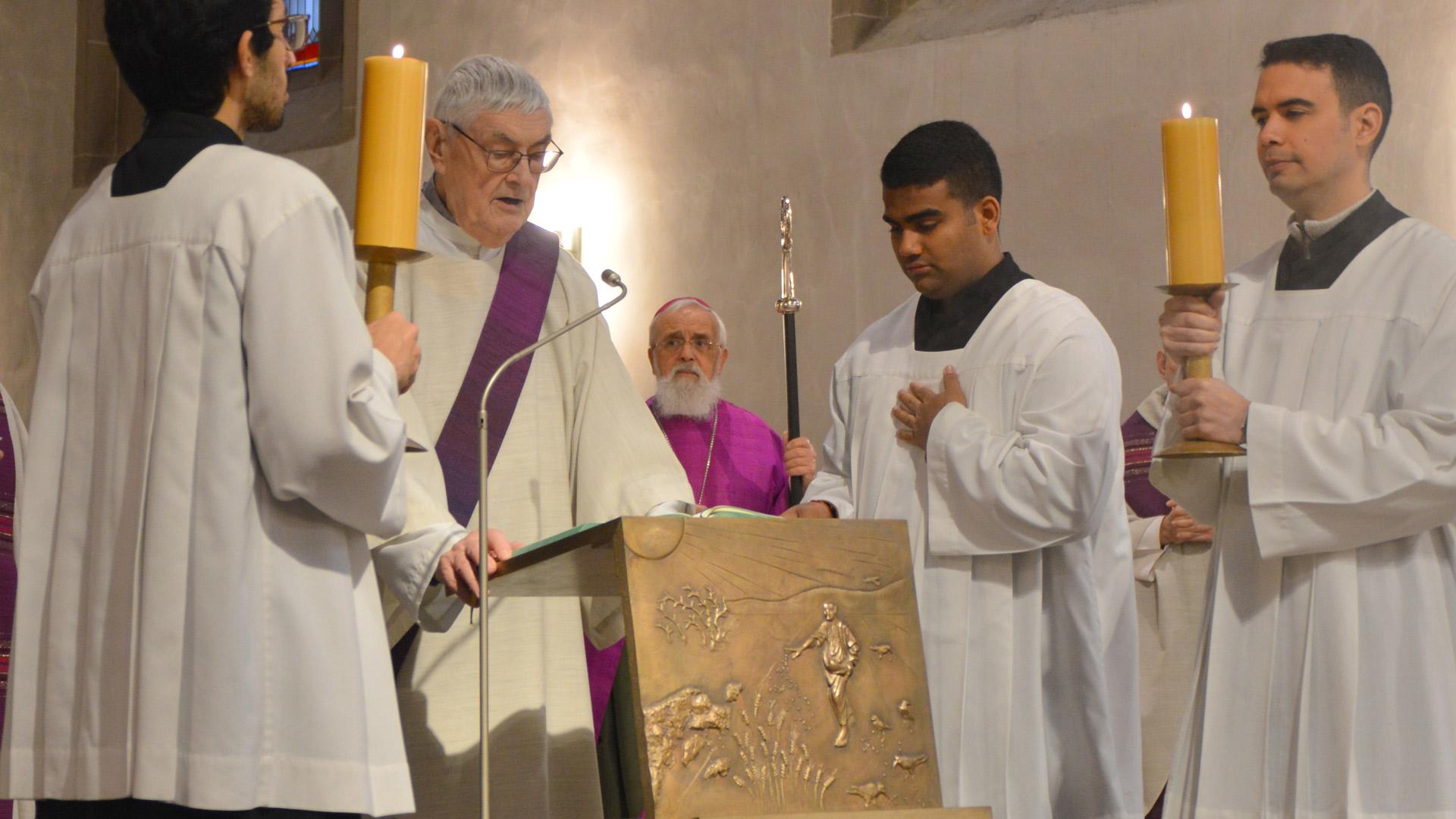Diakon Bernhard Zülicke liest das Evangelium in einer katholischen Messe vor