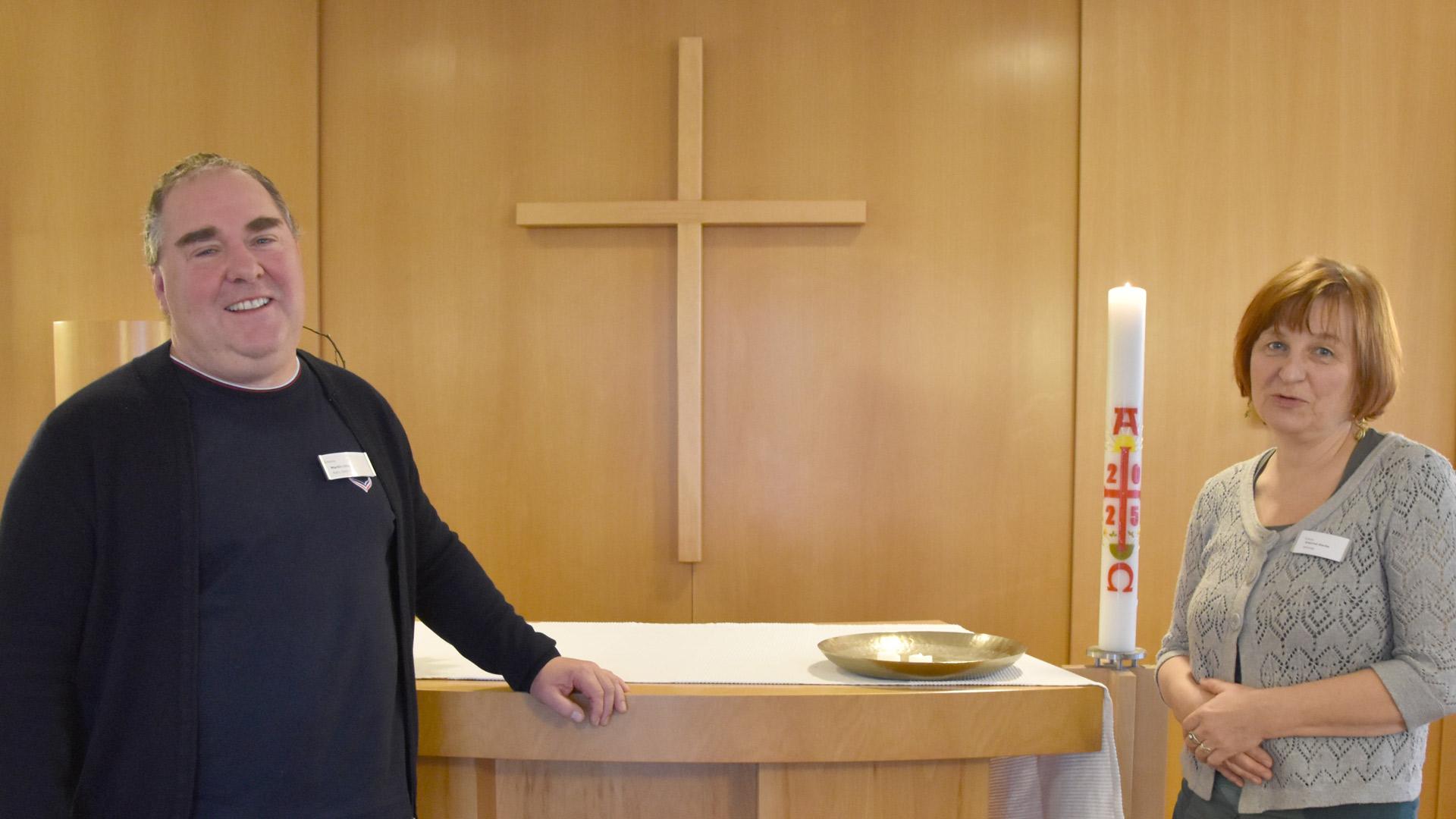 Martin Otte und Pfarrerin Dietlind Starke in der Hauskapelle im Leipziger Herzzentrum