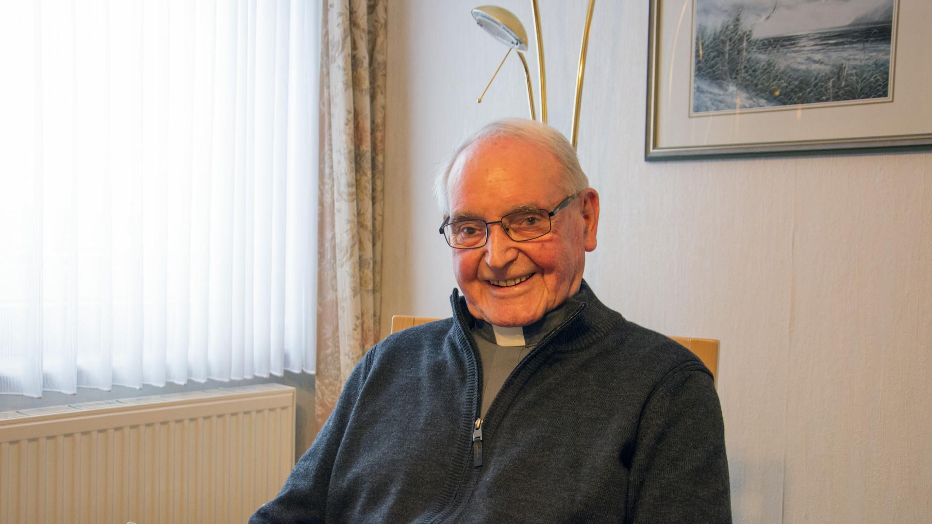 Porträtfoto eines Priesters