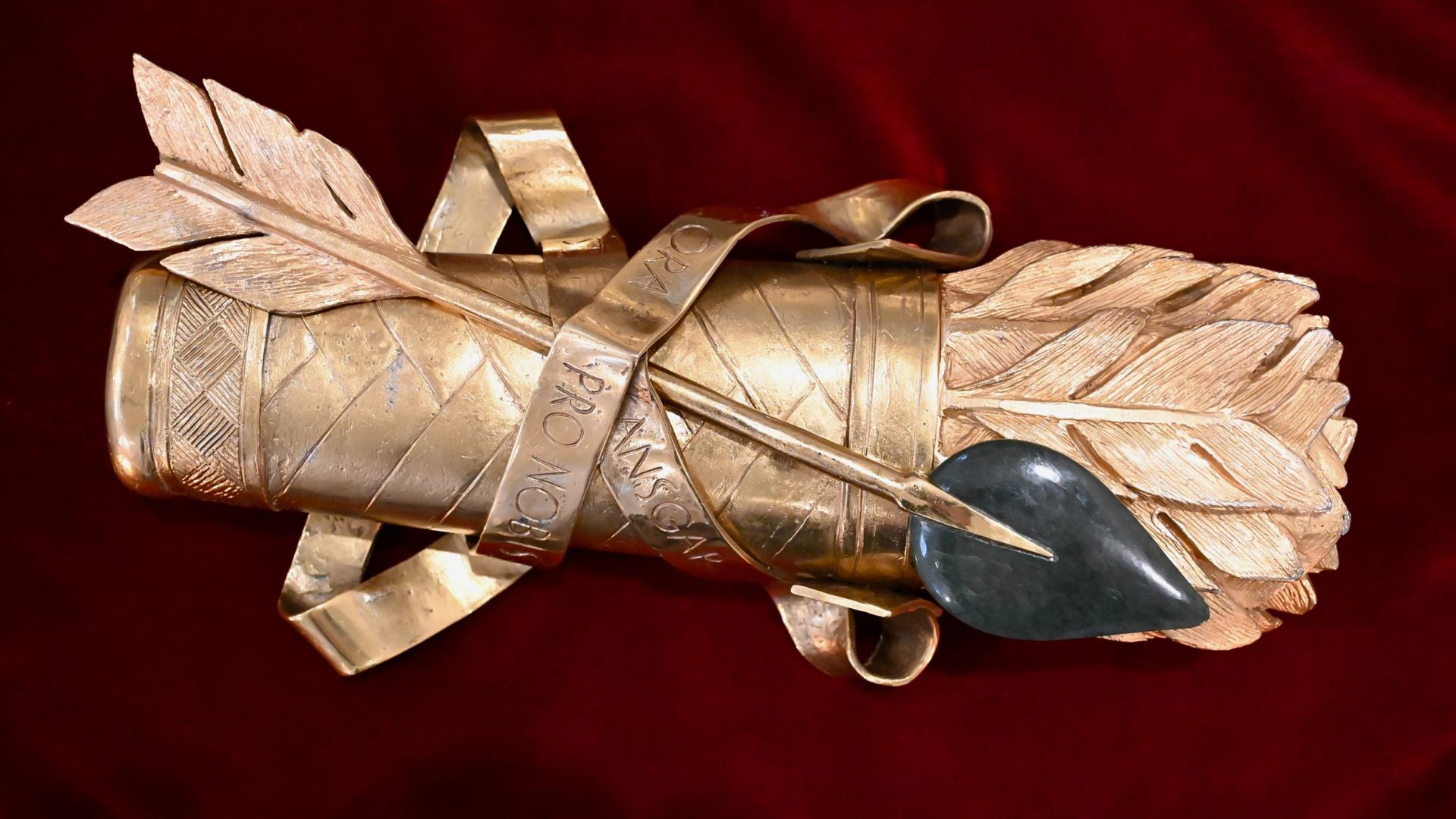 Ansgar-Reliquie auf rotem Tuch