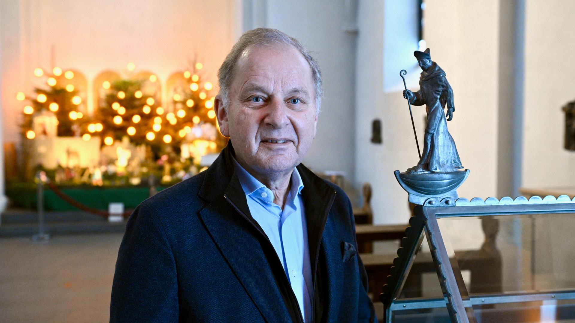 Andreas Damm am Reliquienschrein des heiligen Ansgar im St. Marien-Dom.
