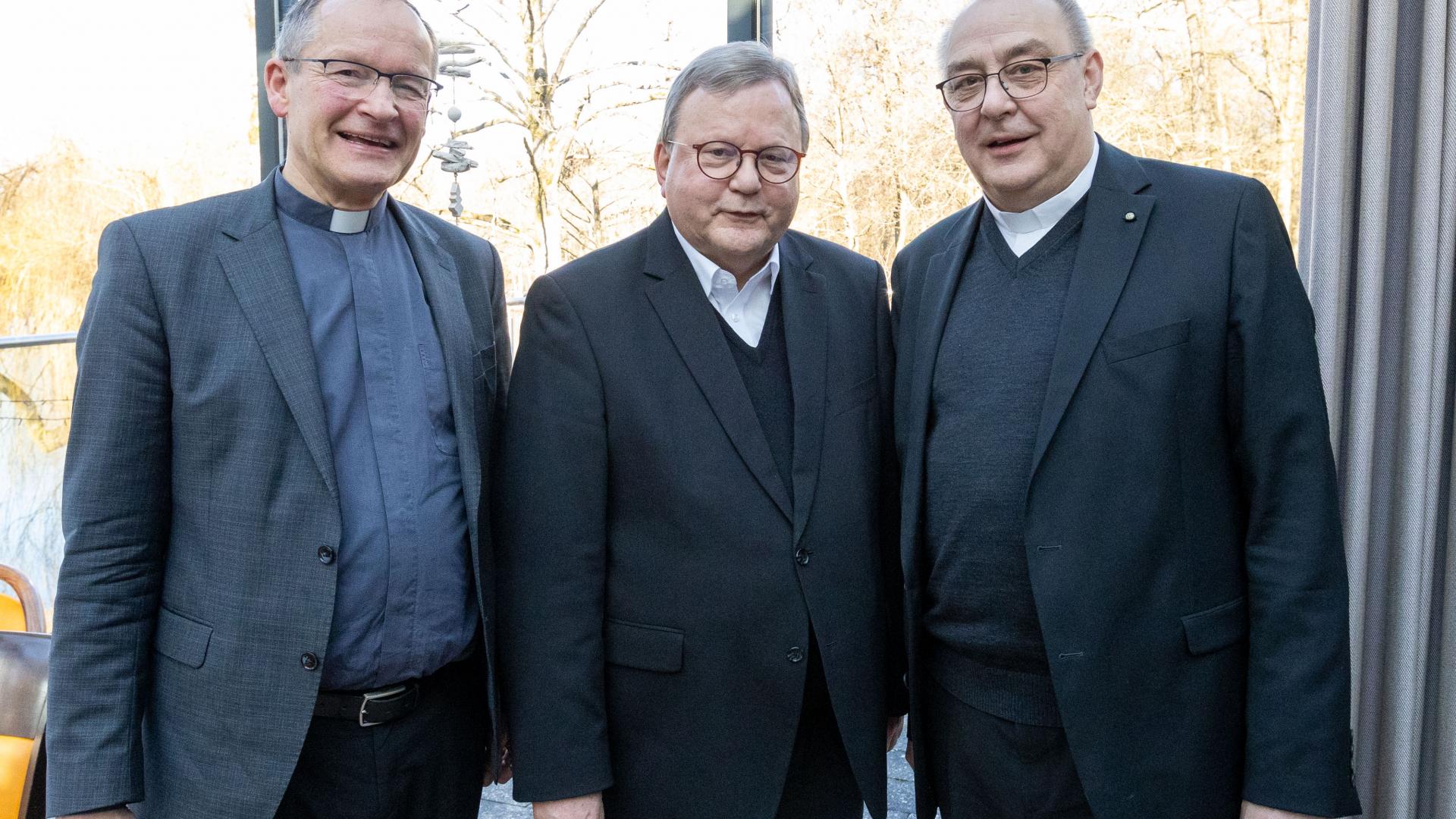 Gruppenbild mit drei Männern