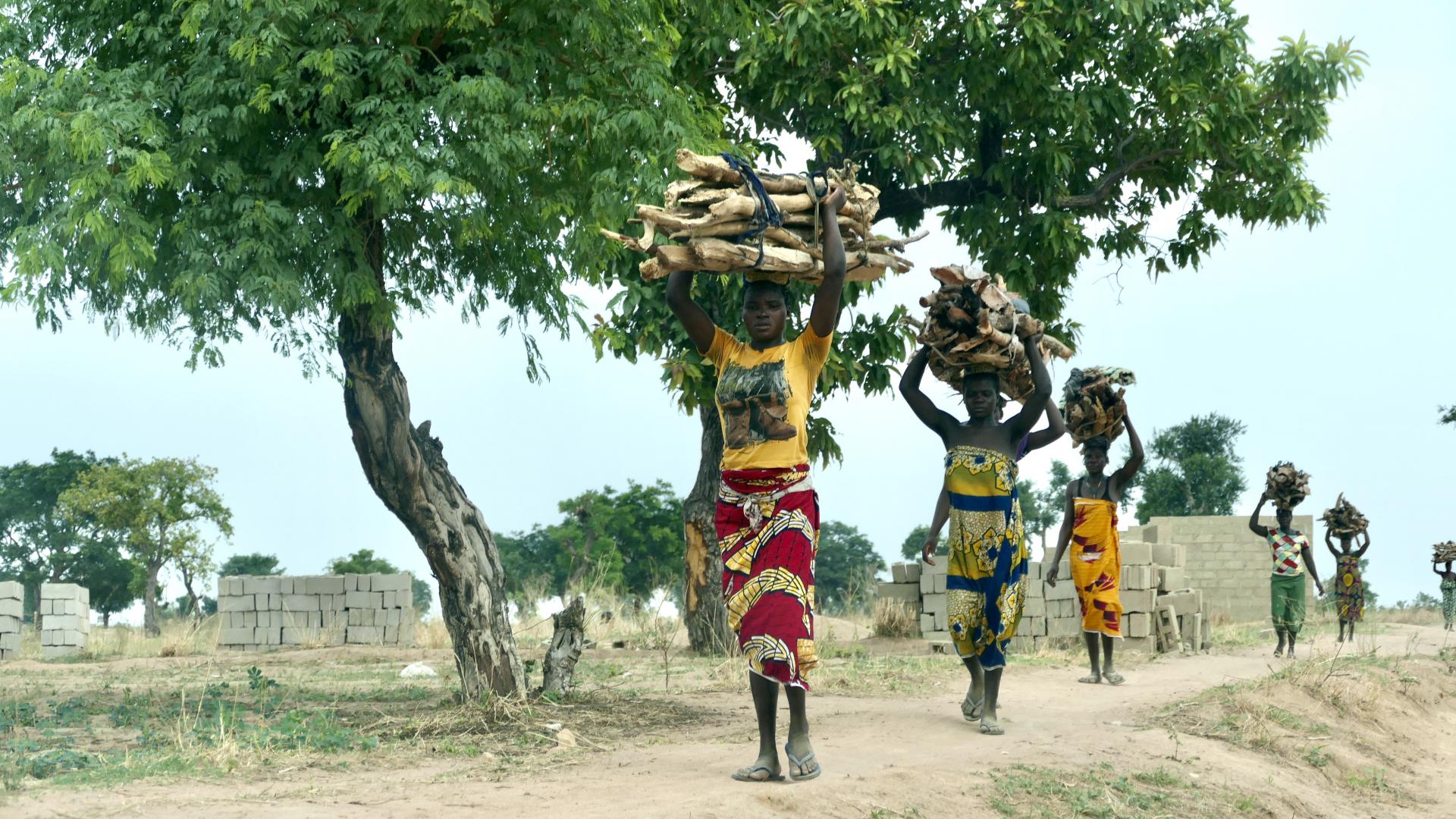 Frauen tragen Körbe auf dem Kopf