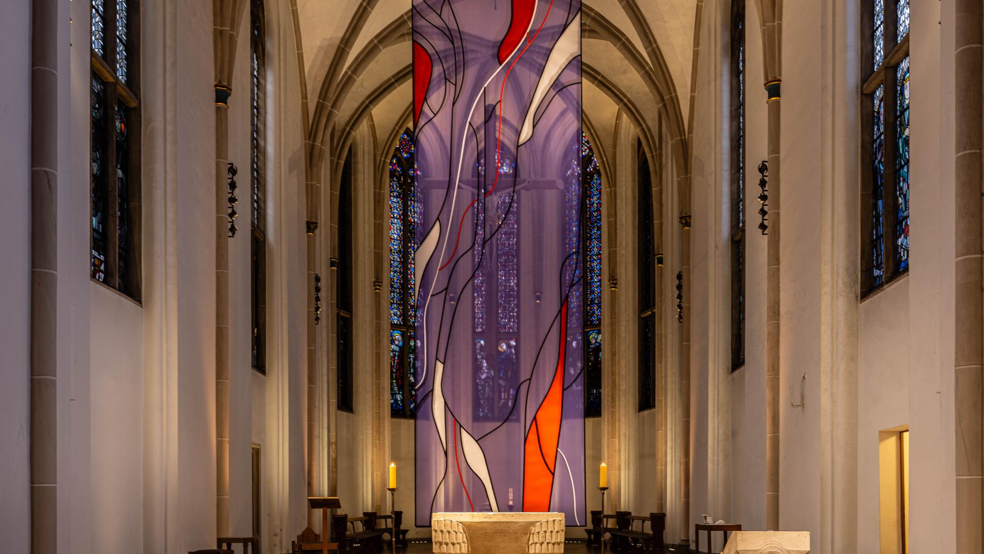 Ein Tuch verhüllt as Altarkreuz