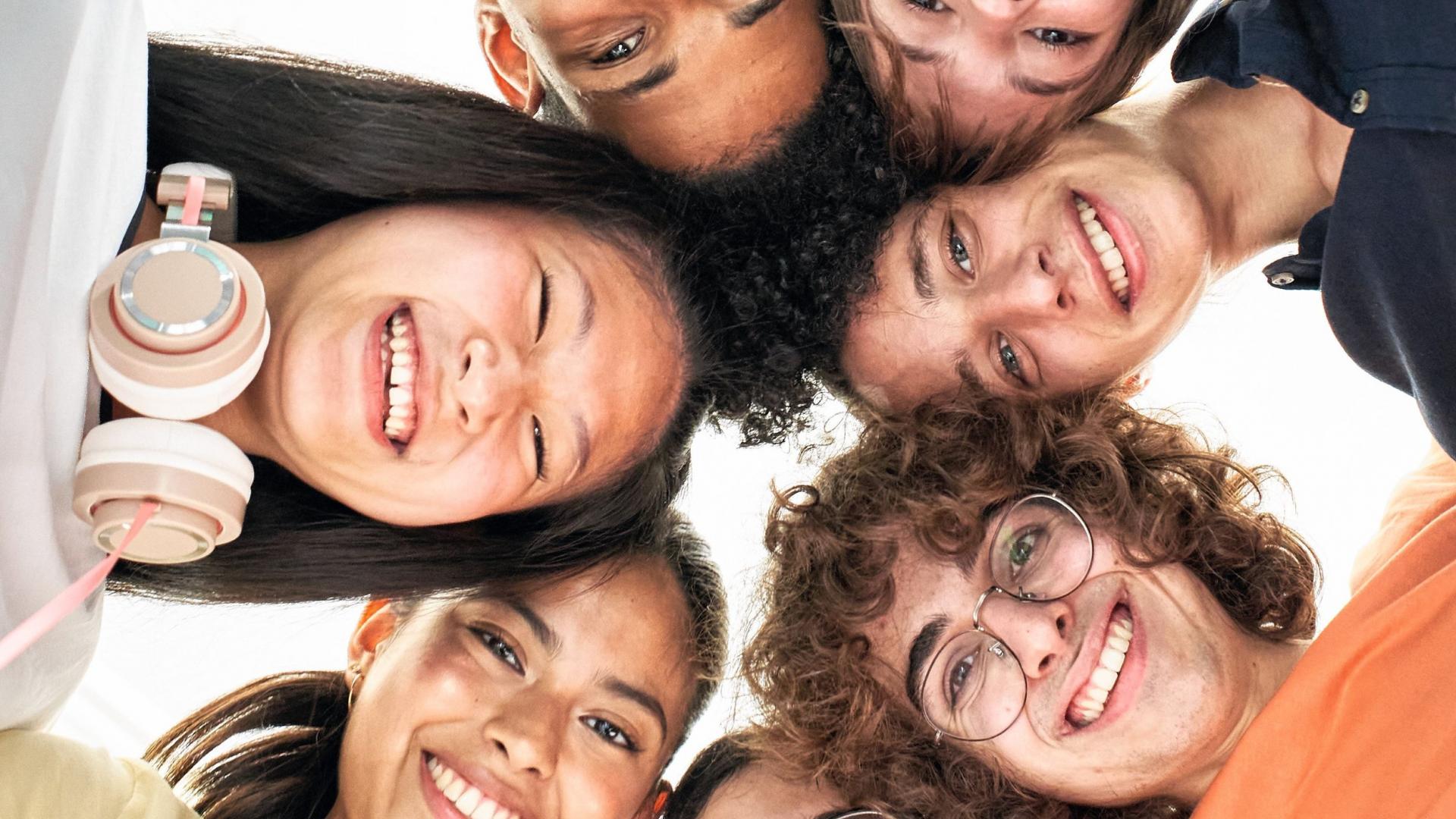 Studenten bilden einen Kreis und blicken nach unten