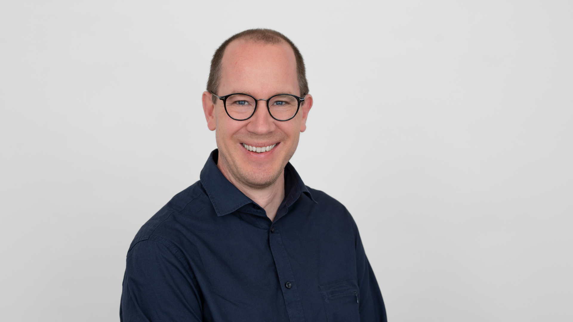 Mann vor grauem Hintergrund