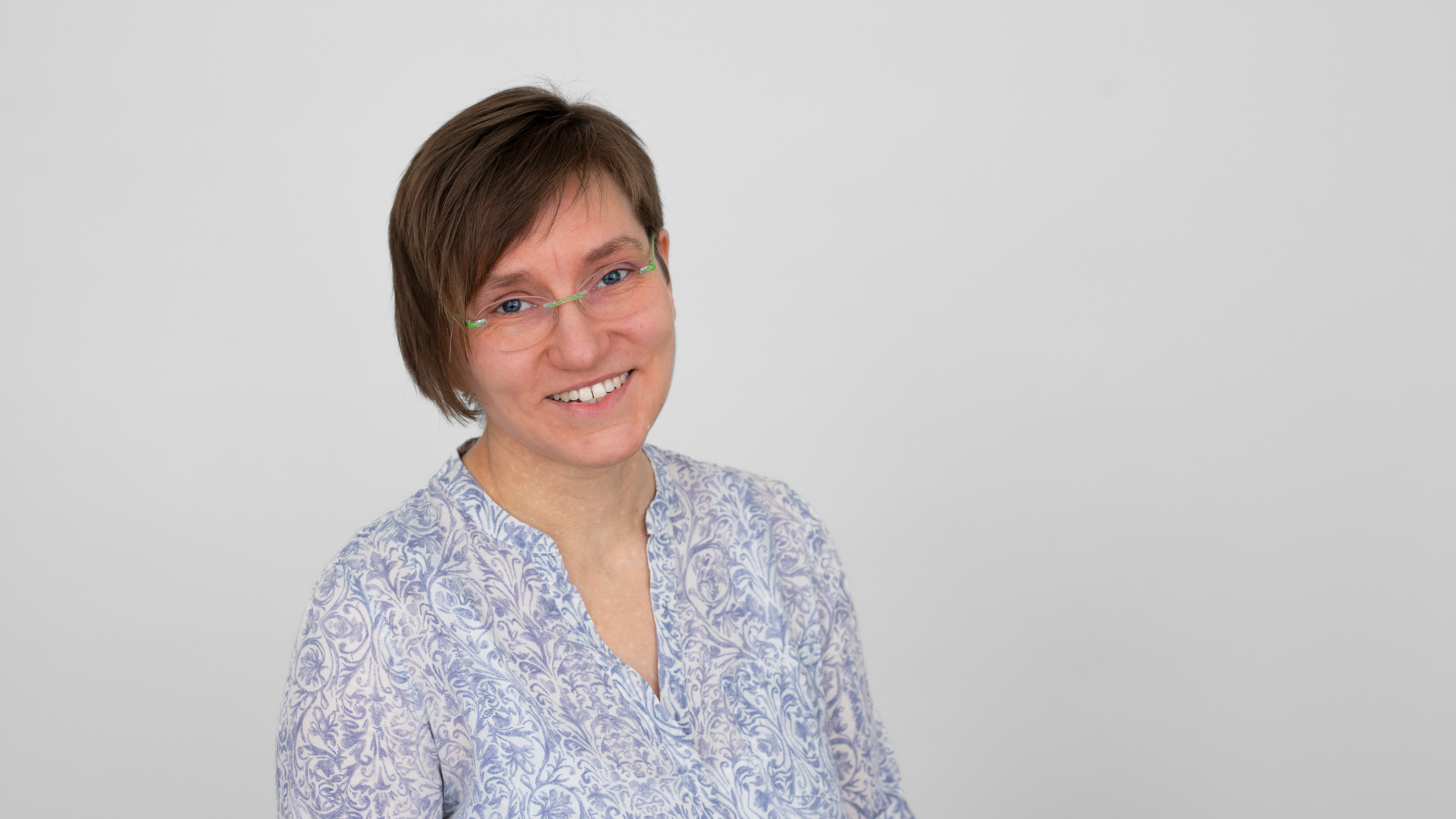 Frau vor grauem Hintergrund