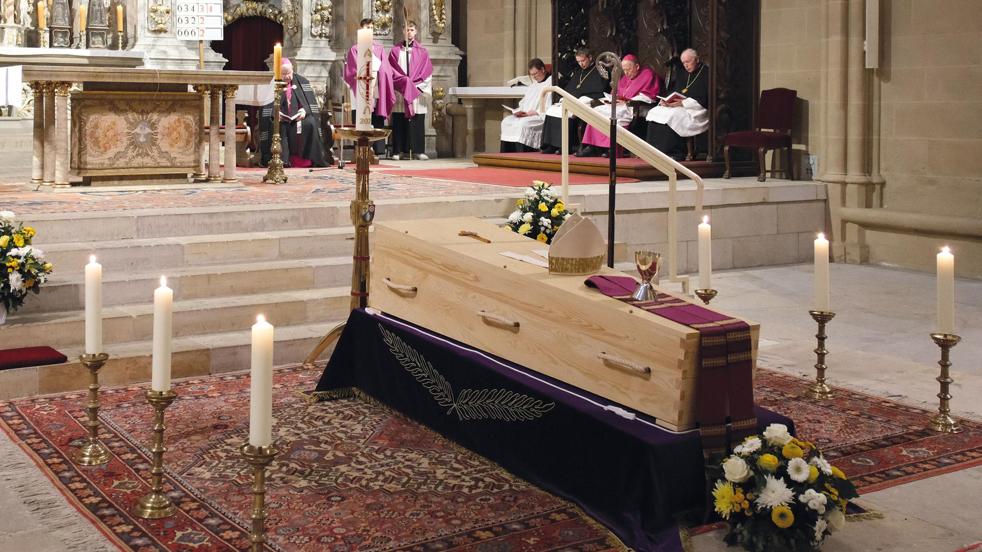 der Sarg von Bischof Joachim Wanke steht im Erfurter Dom