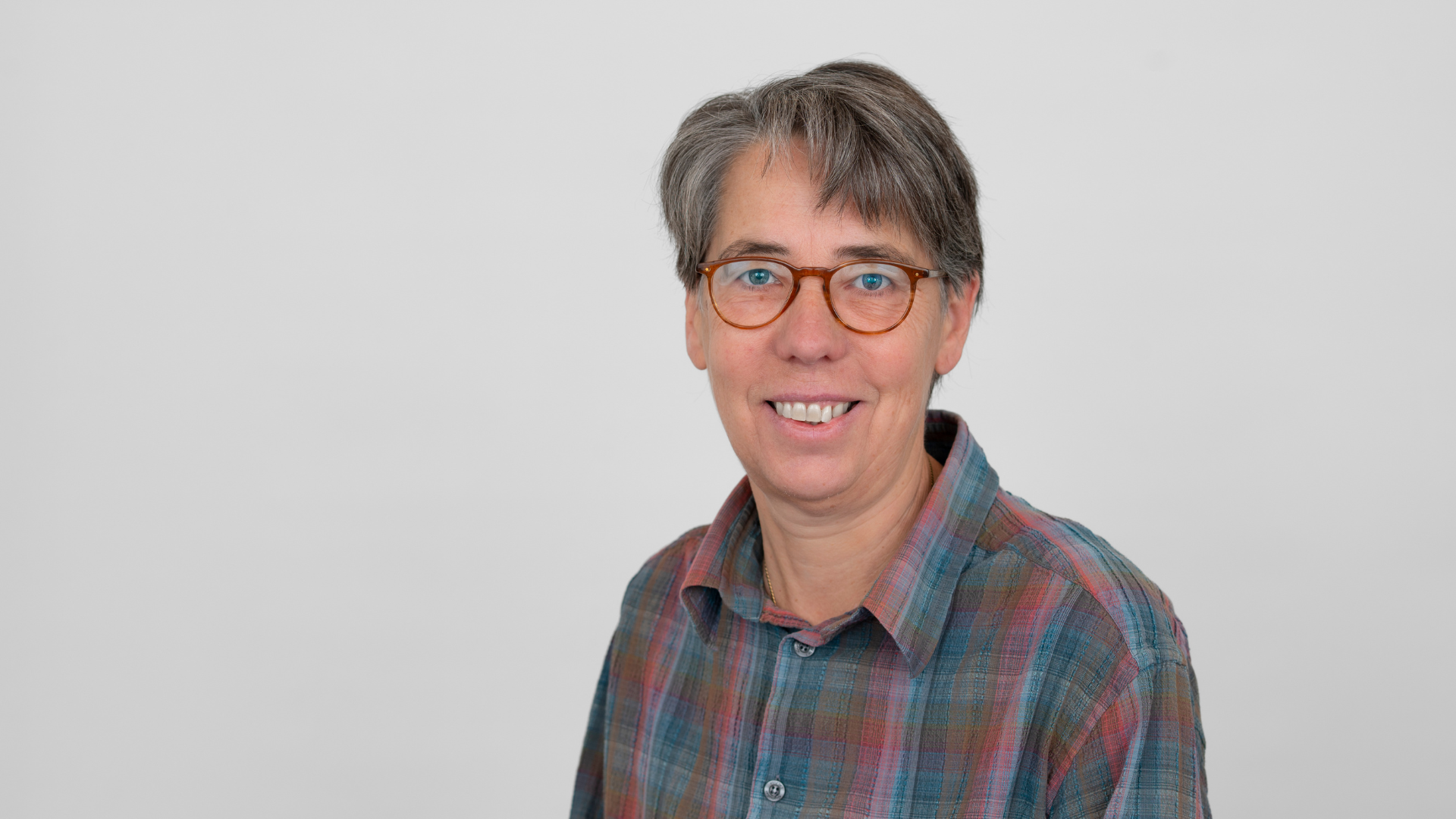 Frau vor grauem Hintergrund