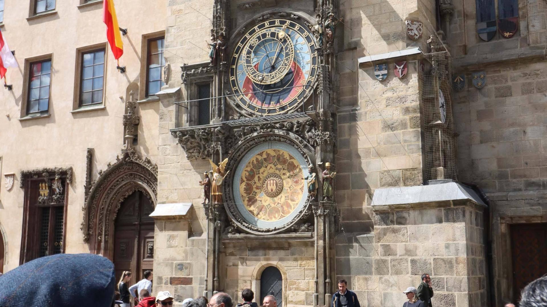 Viele Menschen stehen vor der astronomischen Uhr in Prag