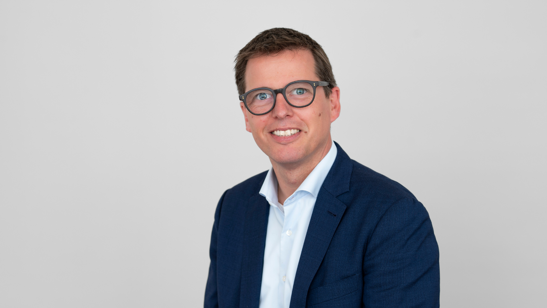 Mann vor grauem Hintergrund