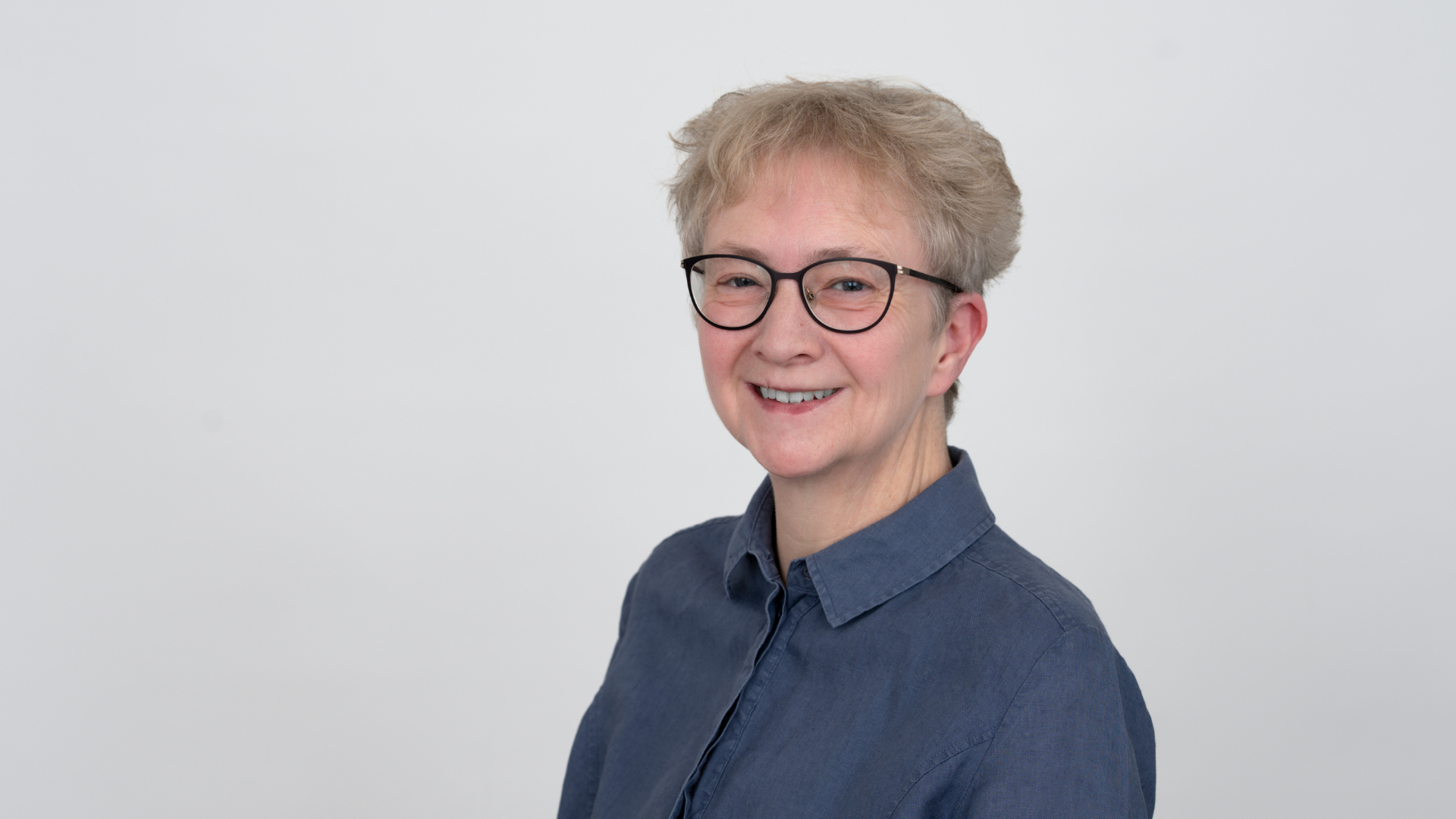 Frau vor grauem Hintergrund