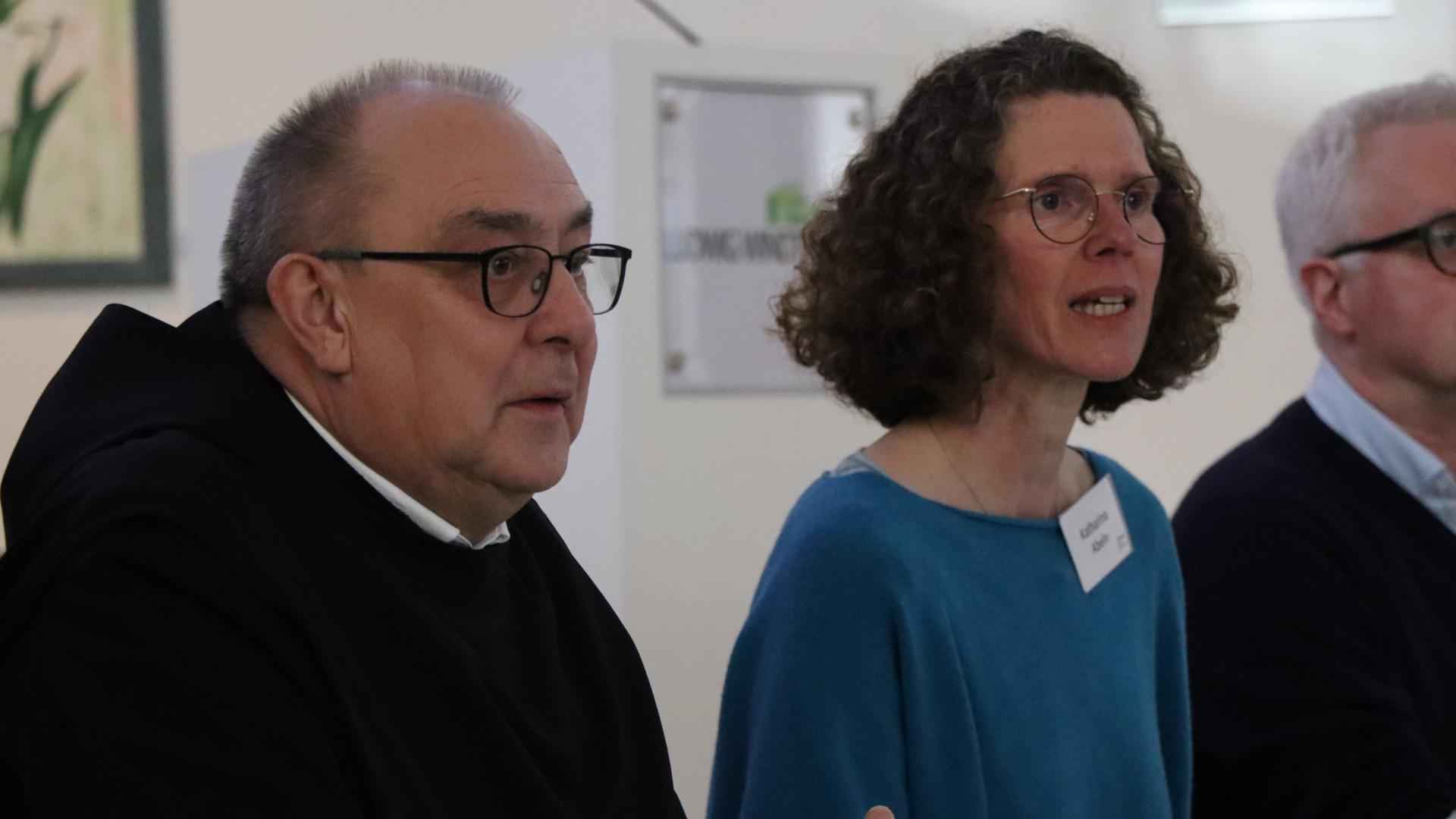 Bischof Dominicus und Katharina Abeln sitzen nebeneinander an einem Tisch