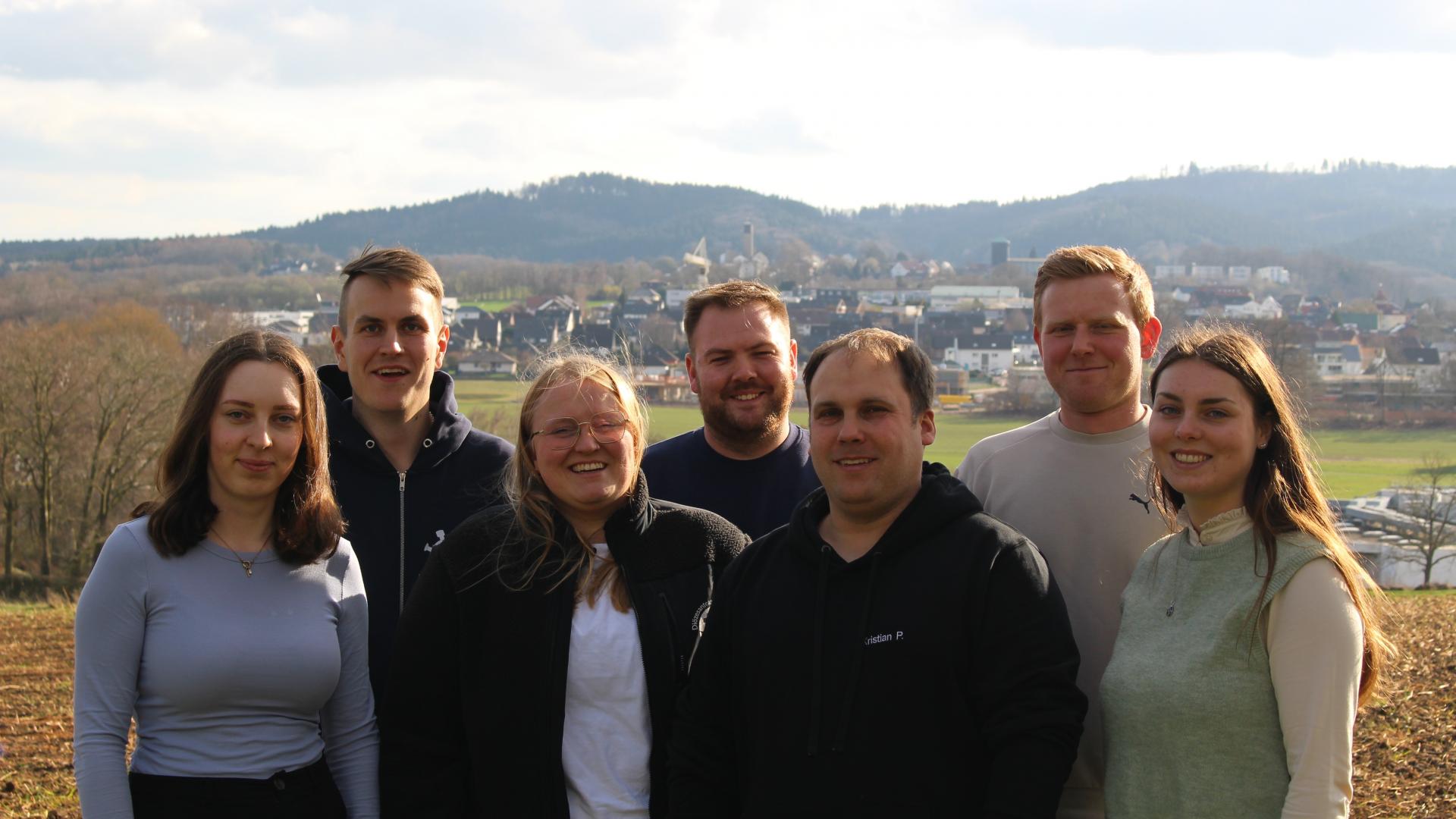 Gruppenbild mit sieben jungen Männern und Frauen