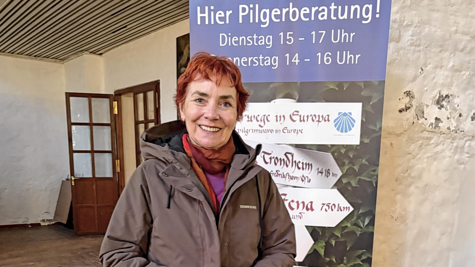 Eine Frau lächelt in die Kamera.