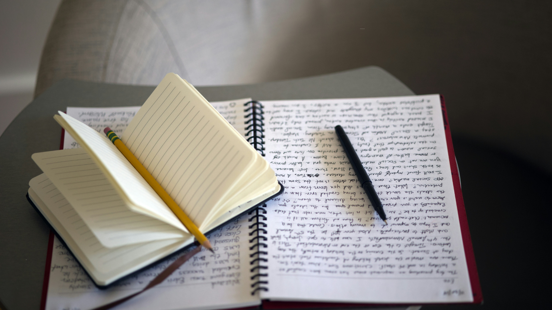 Offenes Buch, auf dem ein Stift liegt