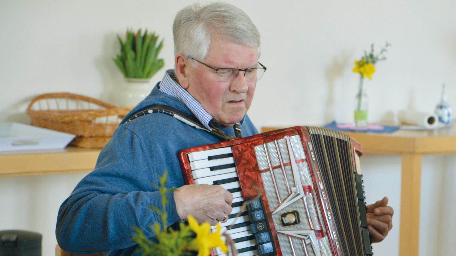 Diakon Günter Helgert spielt Akkordeon