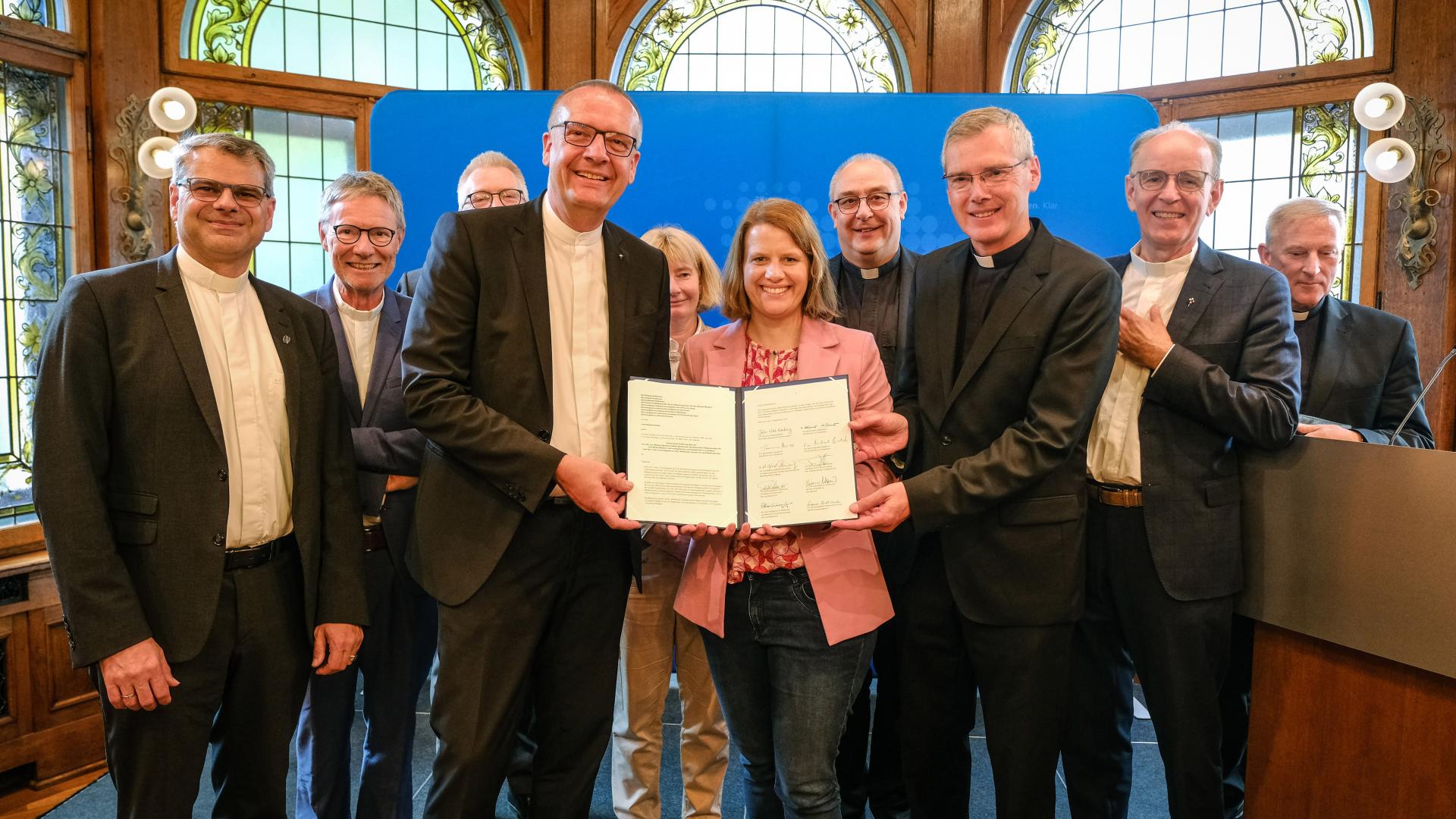 Mehrere Frauen und Männer haben sich zum Gruppenfoto aufgestellt