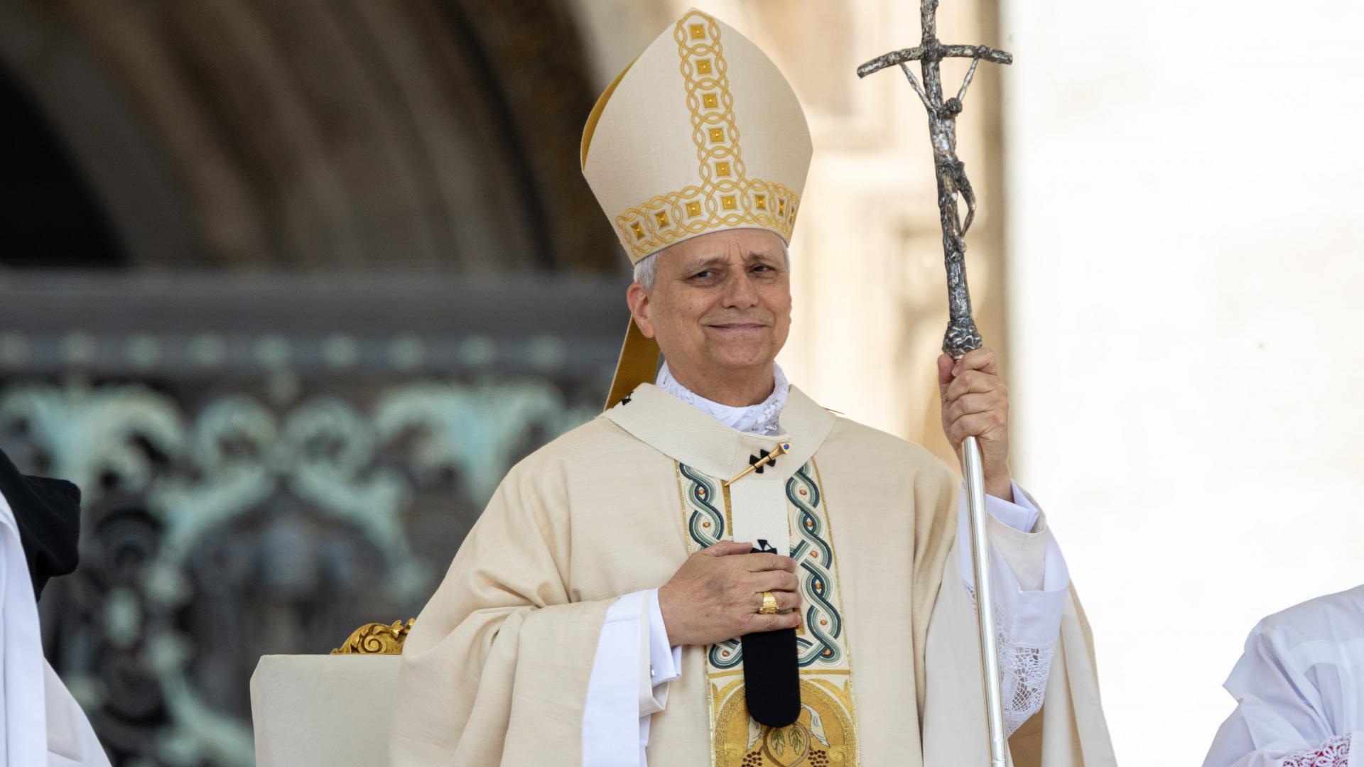 Ein Mensch steht vor einem Gebäude