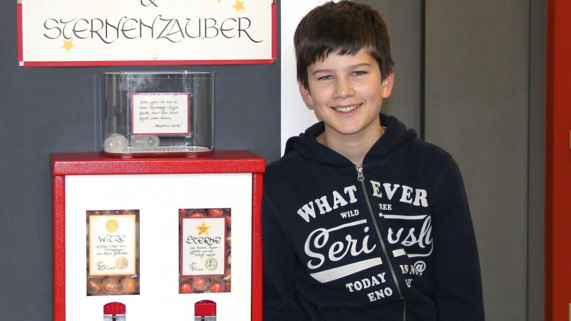 Junge mit Witze-Automat