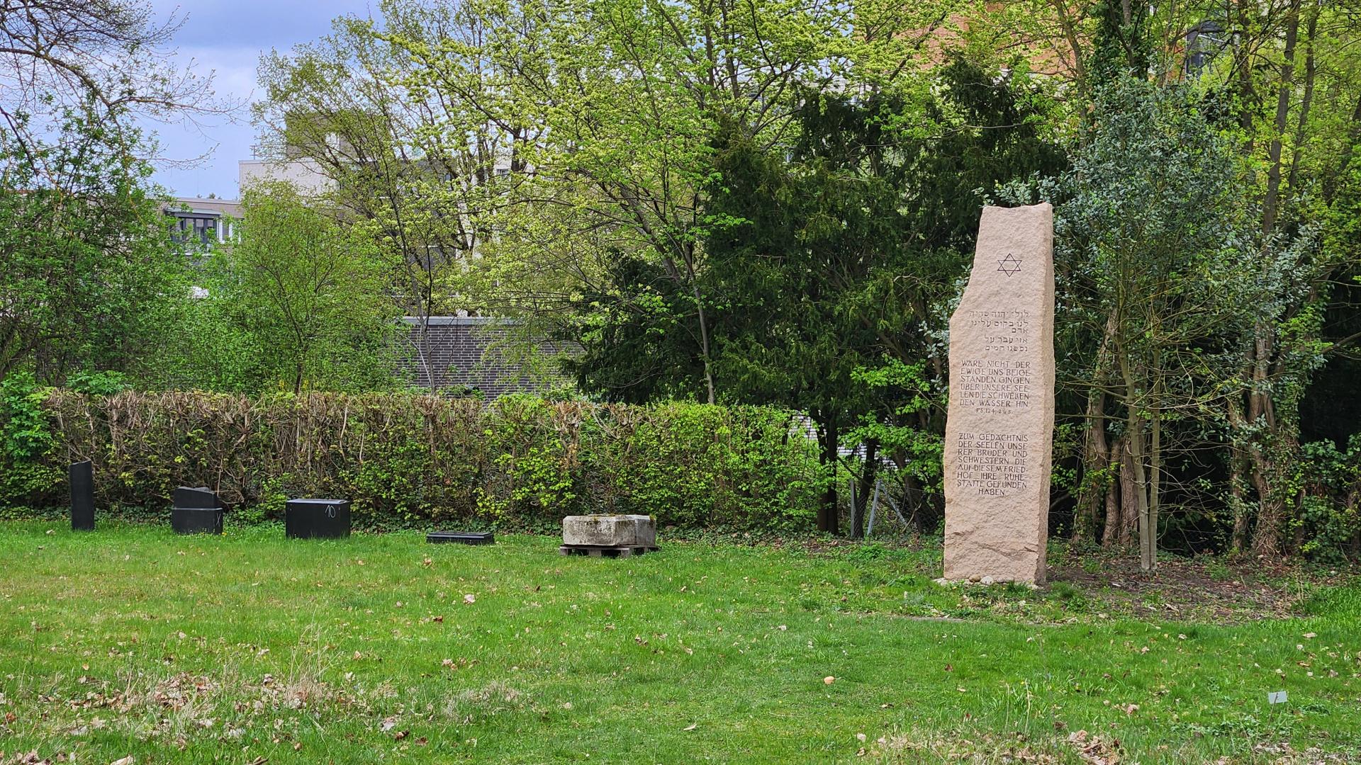 Gedenkstele auf einem jüdischen Friedhof