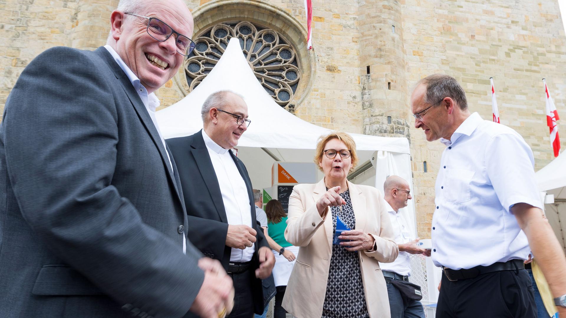Vier Menschen vor dem Osnabrücker Dom